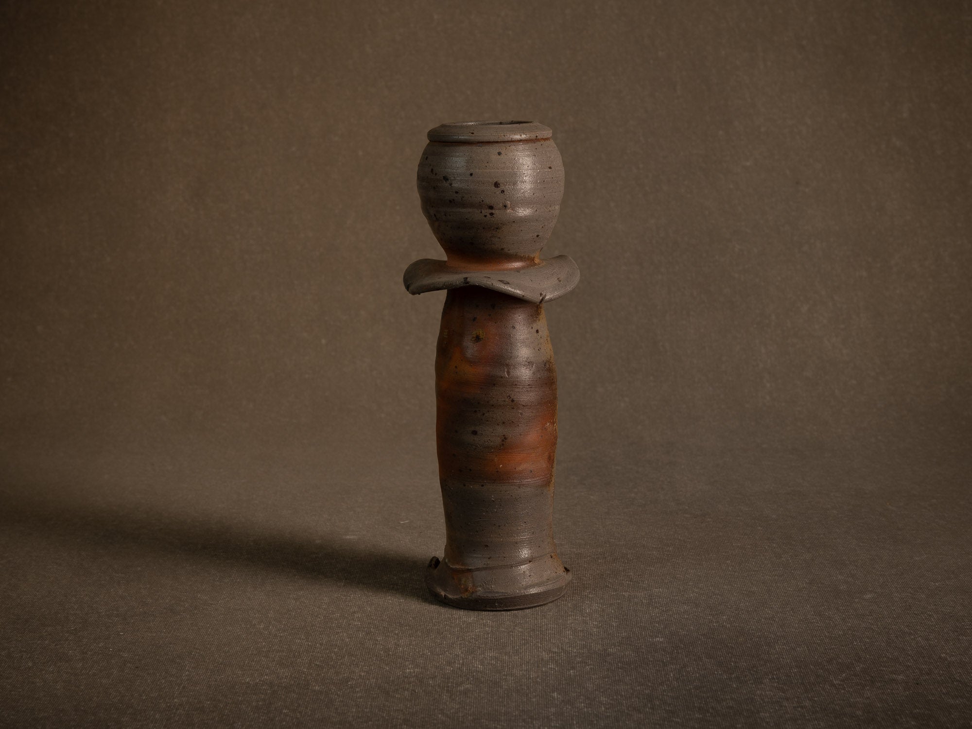 Vase hanaire style Ko-Bizen en grès de La Borne de Steen Kepp, France (vers 1980-85)..Botamochi Ko-Bizen style hanaire stoneware vase in La Borne by Steen Kepp, France (circa 1980-85)