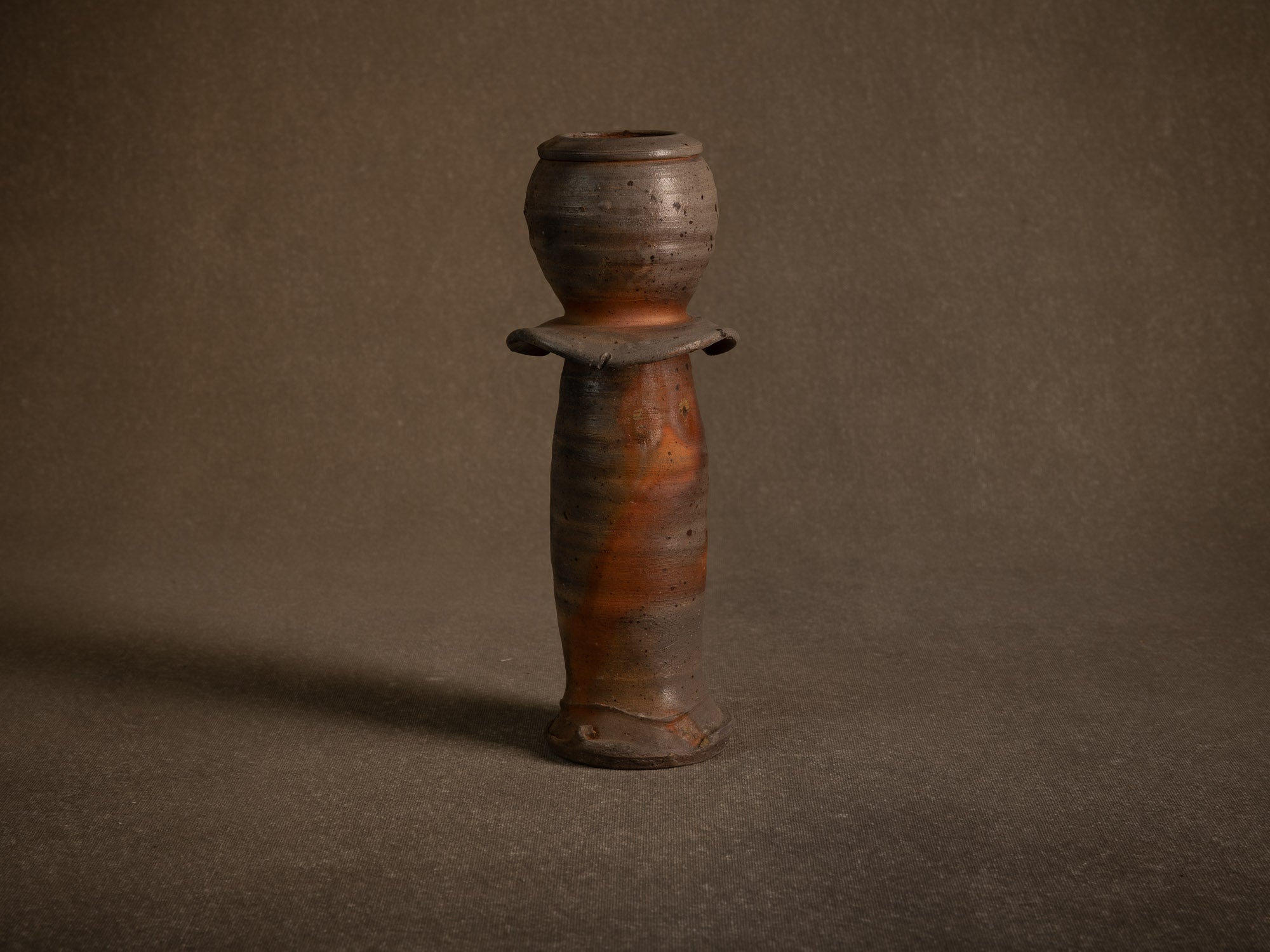 Vase hanaire style Ko-Bizen en grès de La Borne de Steen Kepp, France (vers 1980-85)..Botamochi Ko-Bizen style hanaire stoneware vase in La Borne by Steen Kepp, France (circa 1980-85)