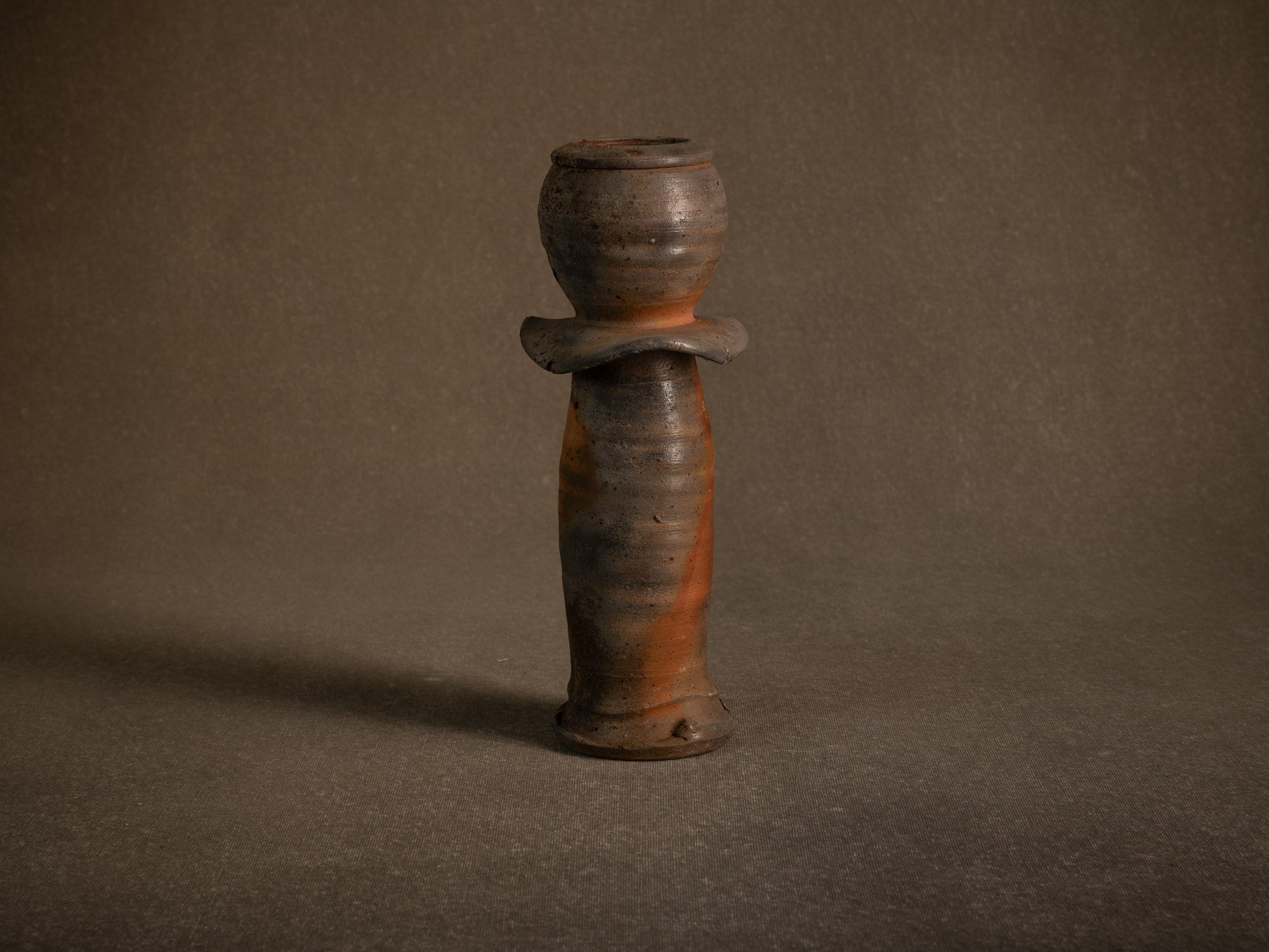 Vase hanaire style Ko-Bizen en grès de La Borne de Steen Kepp, France (vers 1980-85)..Botamochi Ko-Bizen style hanaire stoneware vase in La Borne by Steen Kepp, France (circa 1980-85)