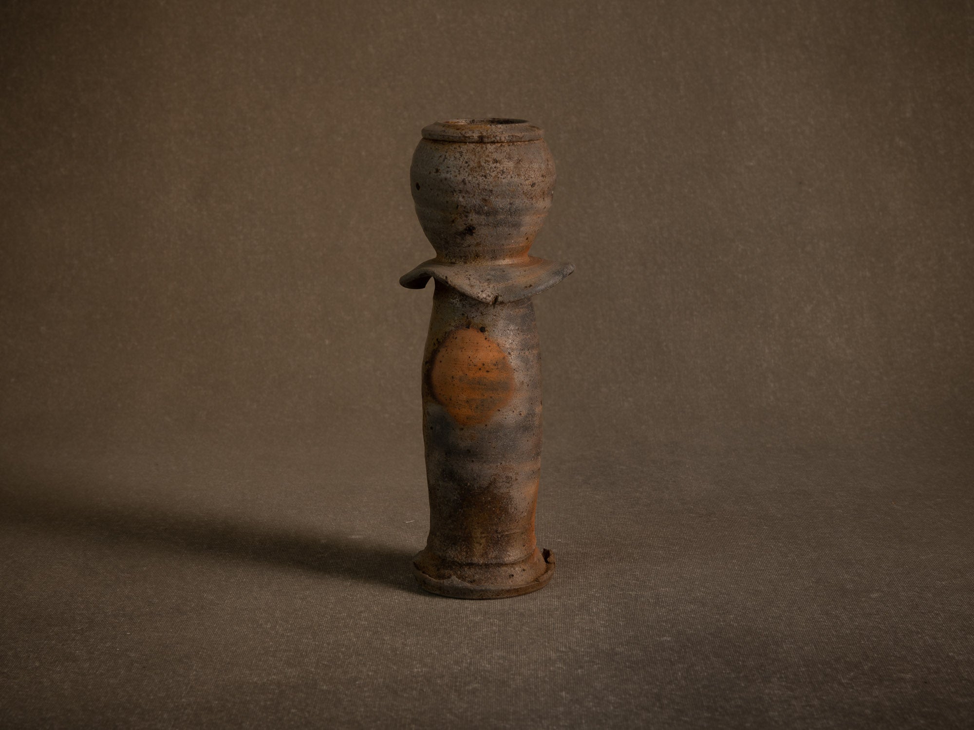 Vase hanaire style Ko-Bizen en grès de La Borne de Steen Kepp, France (vers 1980-85)..Botamochi Ko-Bizen style hanaire stoneware vase in La Borne by Steen Kepp, France (circa 1980-85)