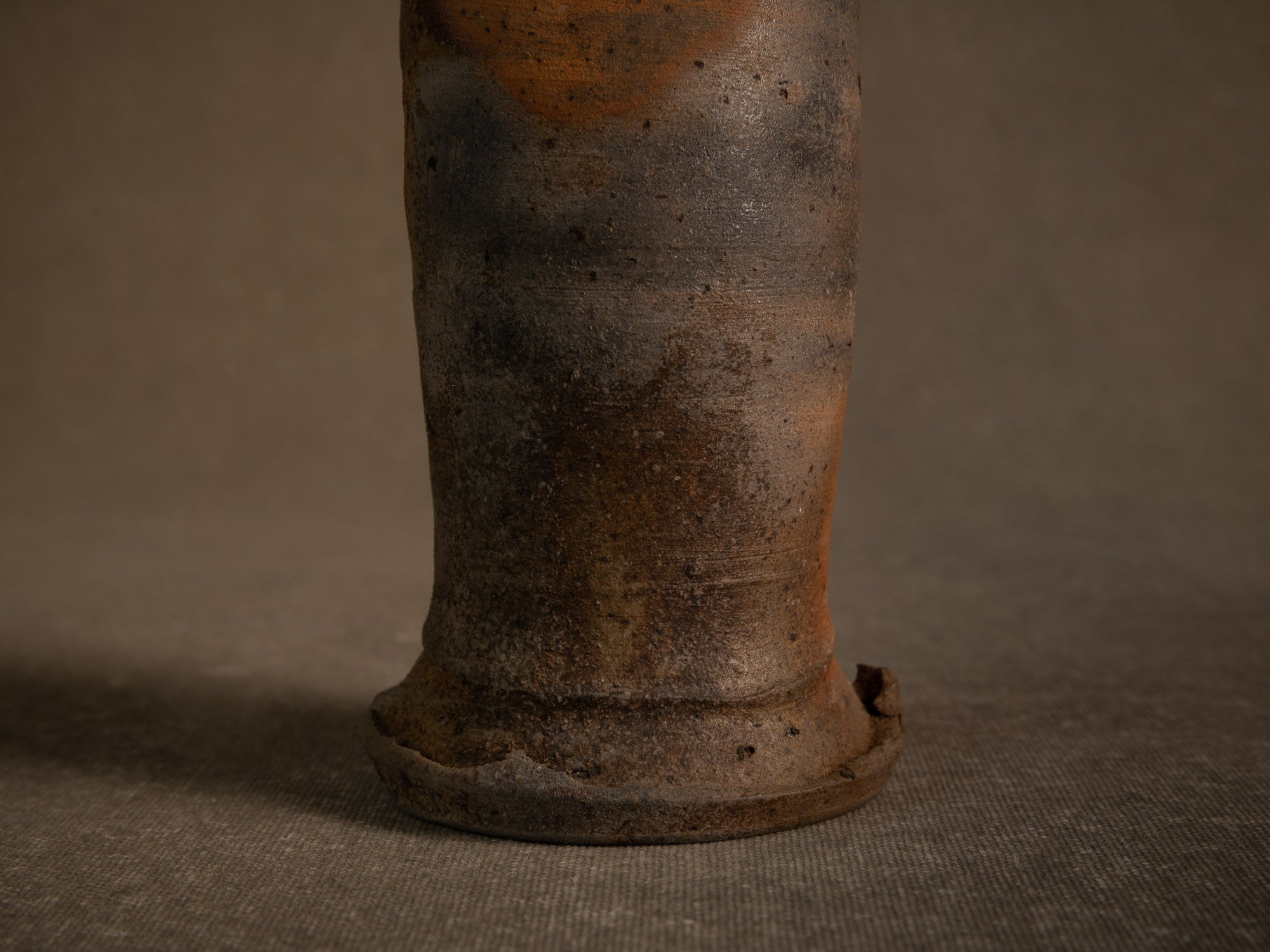 Vase hanaire style Ko-Bizen en grès de La Borne de Steen Kepp, France (vers 1980-85)..Botamochi Ko-Bizen style hanaire stoneware vase in La Borne by Steen Kepp, France (circa 1980-85)