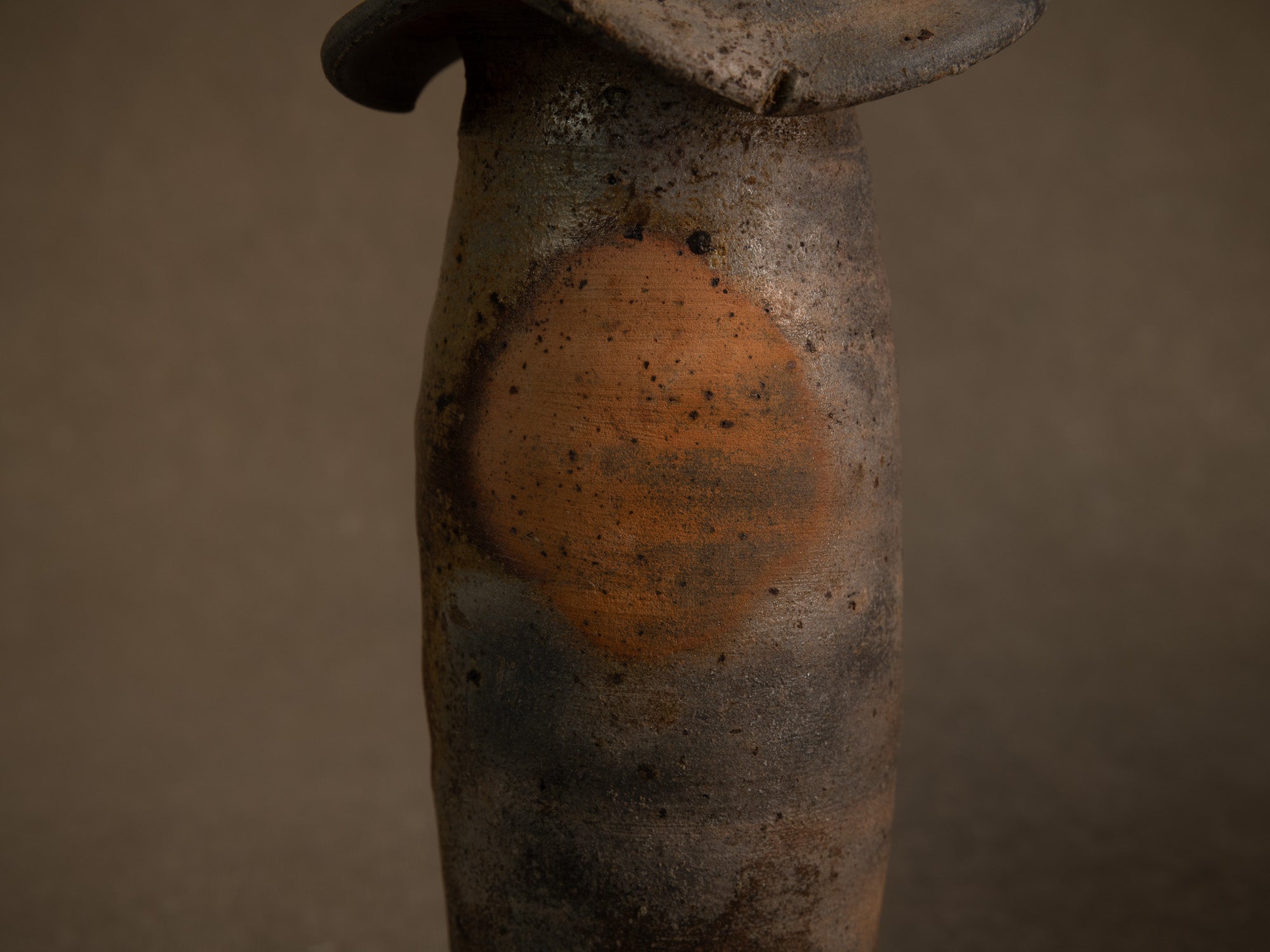 Vase hanaire style Ko-Bizen en grès de La Borne de Steen Kepp, France (vers 1980-85)..Botamochi Ko-Bizen style hanaire stoneware vase in La Borne by Steen Kepp, France (circa 1980-85)