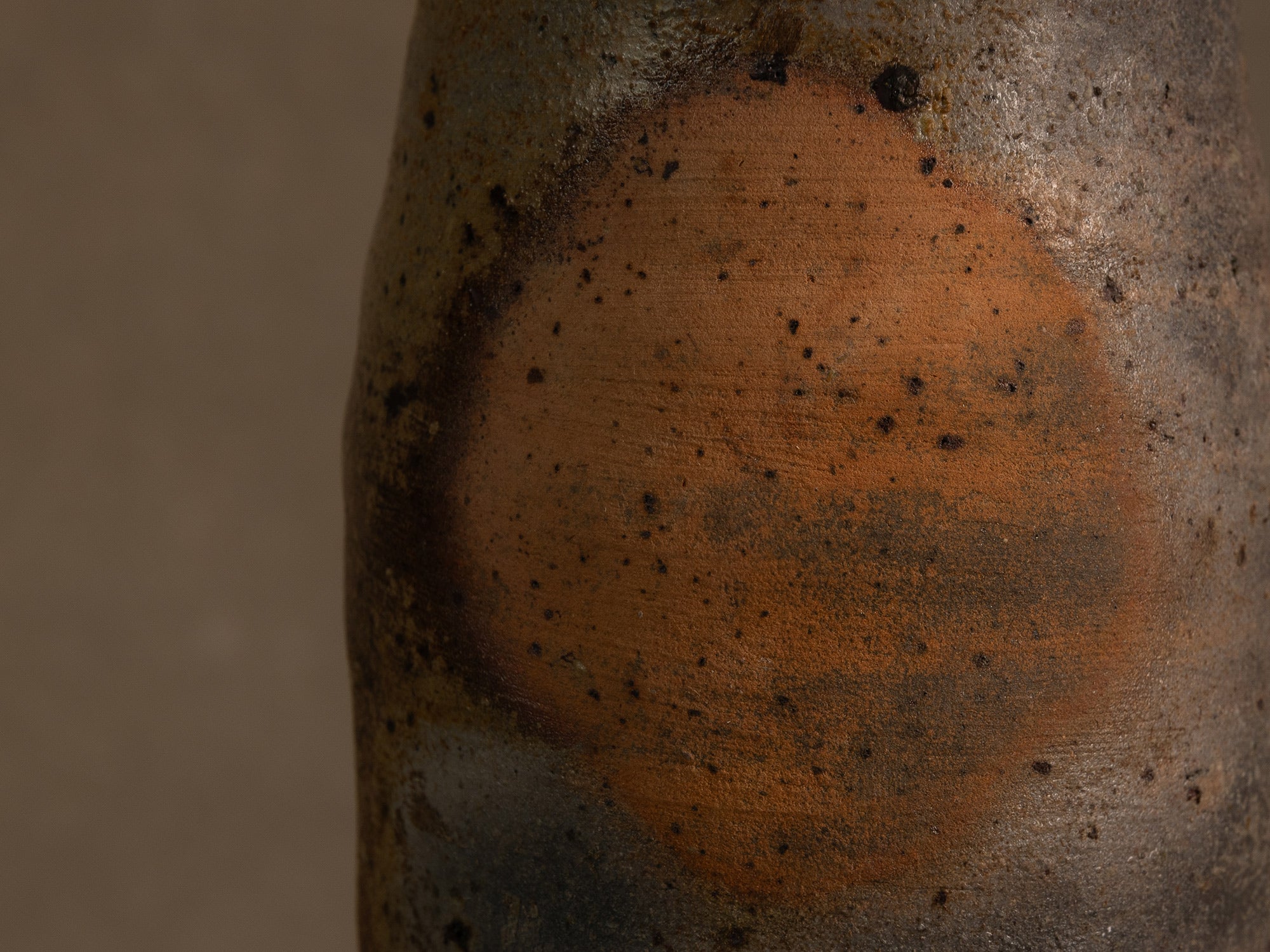 Vase hanaire style Ko-Bizen en grès de La Borne de Steen Kepp, France (vers 1980-85)..Botamochi Ko-Bizen style hanaire stoneware vase in La Borne by Steen Kepp, France (circa 1980-85)