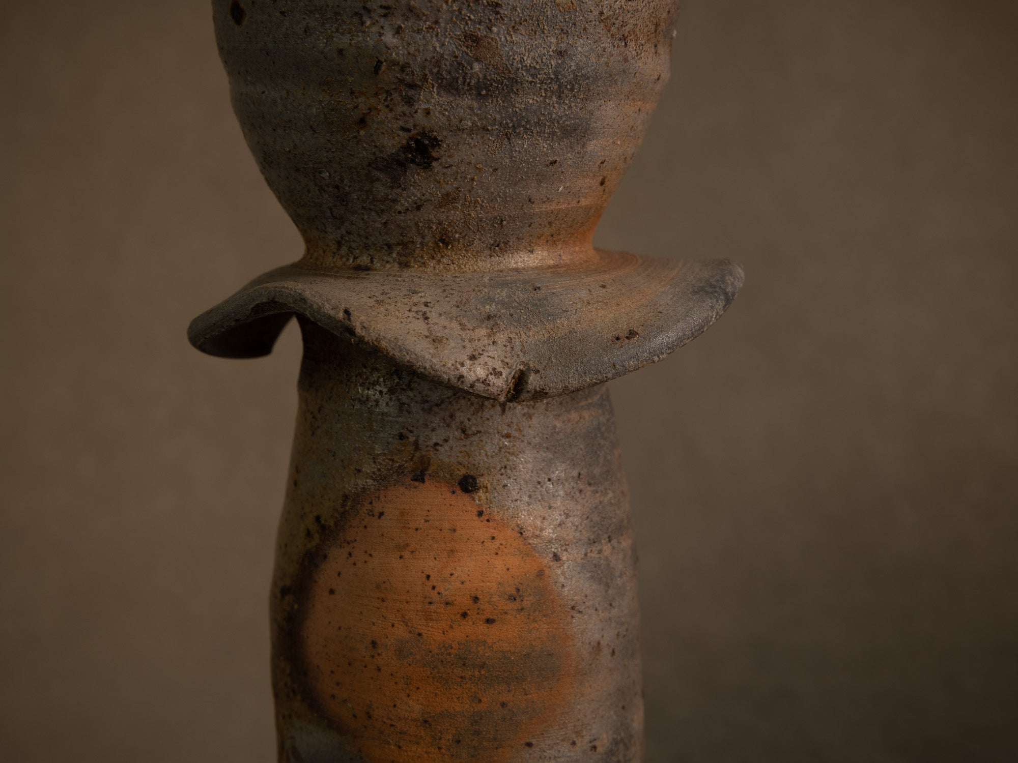 Vase hanaire style Ko-Bizen en grès de La Borne de Steen Kepp, France (vers 1980-85)..Botamochi Ko-Bizen style hanaire stoneware vase in La Borne by Steen Kepp, France (circa 1980-85)