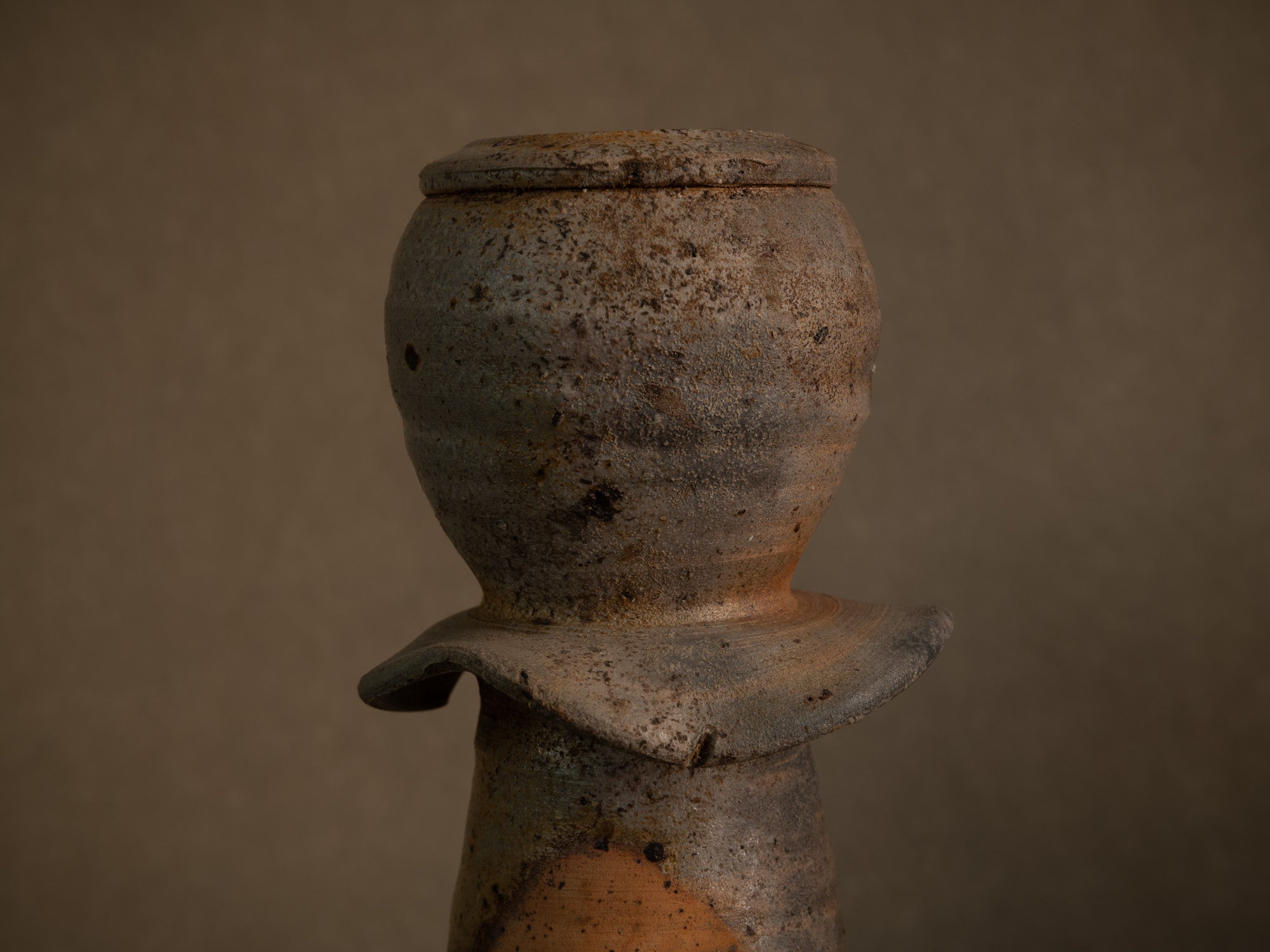 Vase hanaire style Ko-Bizen en grès de La Borne de Steen Kepp, France (vers 1980-85)..Botamochi Ko-Bizen style hanaire stoneware vase in La Borne by Steen Kepp, France (circa 1980-85)