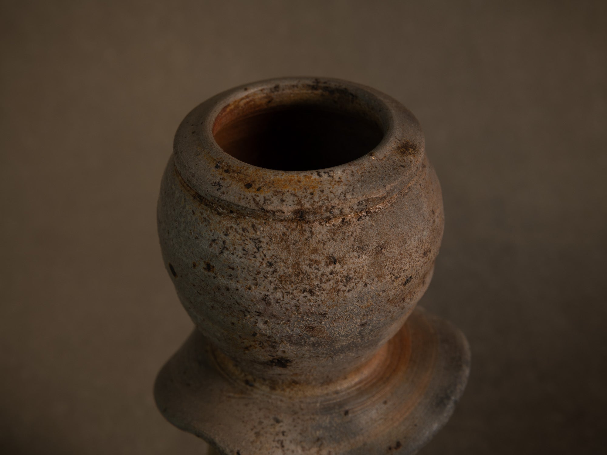 Vase hanaire style Ko-Bizen en grès de La Borne de Steen Kepp, France (vers 1980-85)..Botamochi Ko-Bizen style hanaire stoneware vase in La Borne by Steen Kepp, France (circa 1980-85)