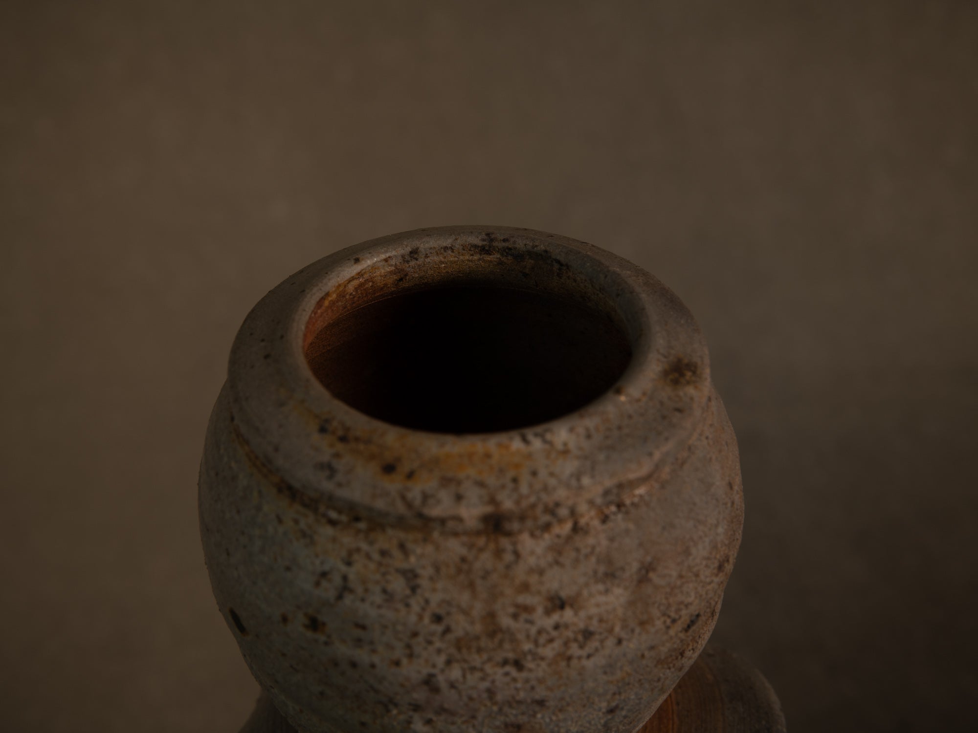 Vase hanaire style Ko-Bizen en grès de La Borne de Steen Kepp, France (vers 1980-85)..Botamochi Ko-Bizen style hanaire stoneware vase in La Borne by Steen Kepp, France (circa 1980-85)