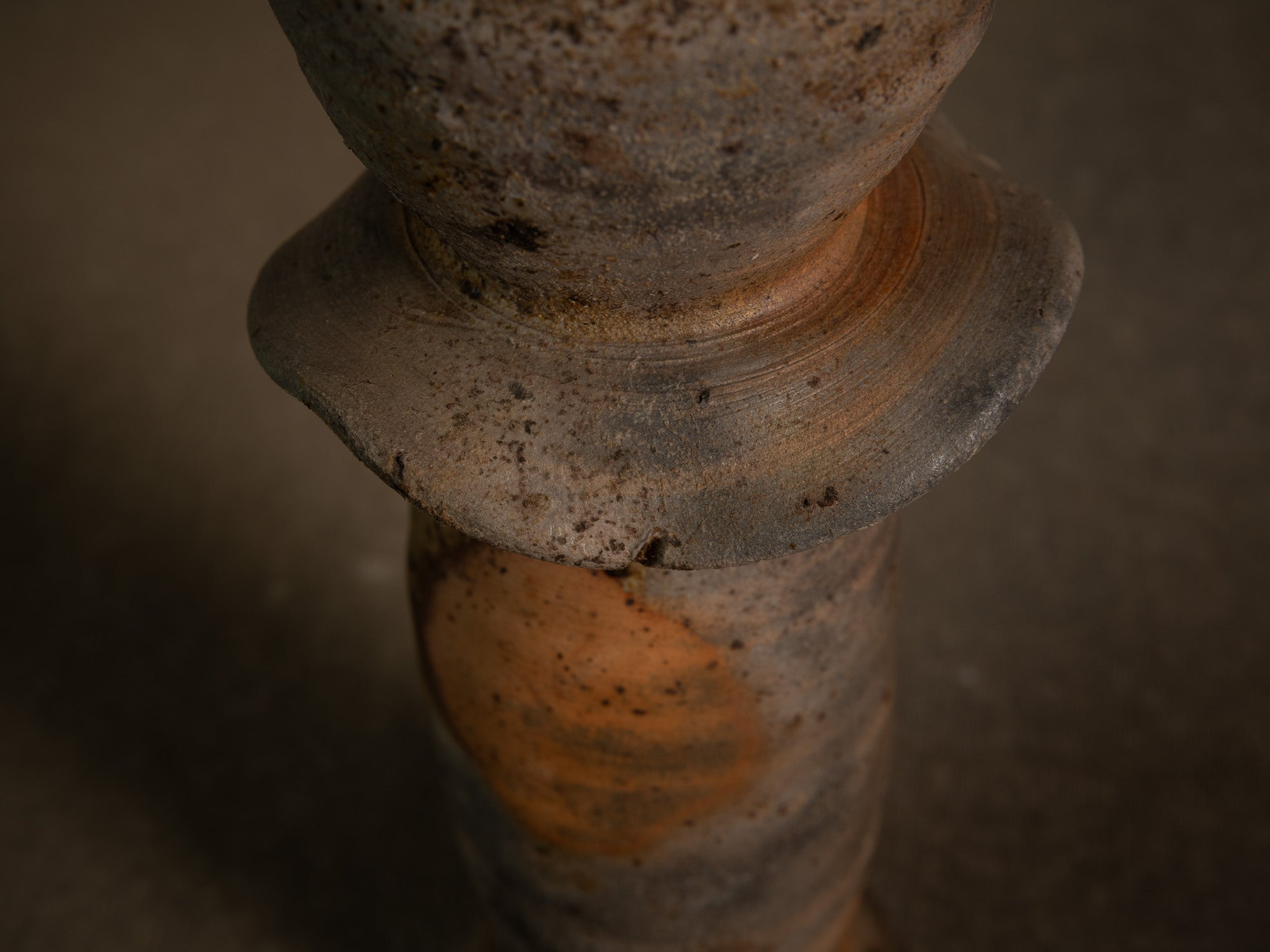 Vase hanaire style Ko-Bizen en grès de La Borne de Steen Kepp, France (vers 1980-85)..Botamochi Ko-Bizen style hanaire stoneware vase in La Borne by Steen Kepp, France (circa 1980-85)