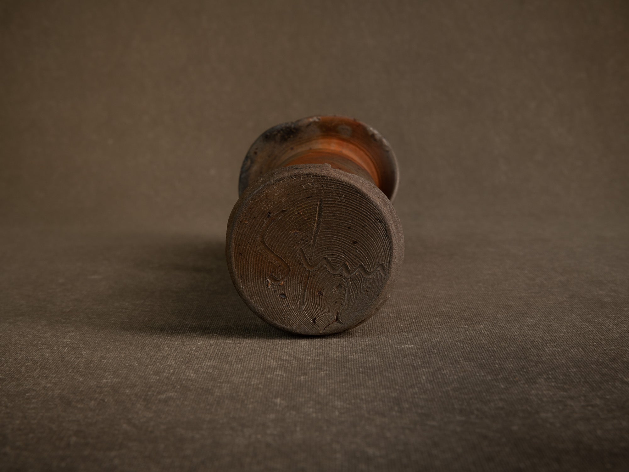 Vase hanaire style Ko-Bizen en grès de La Borne de Steen Kepp, France (vers 1980-85)..Botamochi Ko-Bizen style hanaire stoneware vase in La Borne by Steen Kepp, France (circa 1980-85)