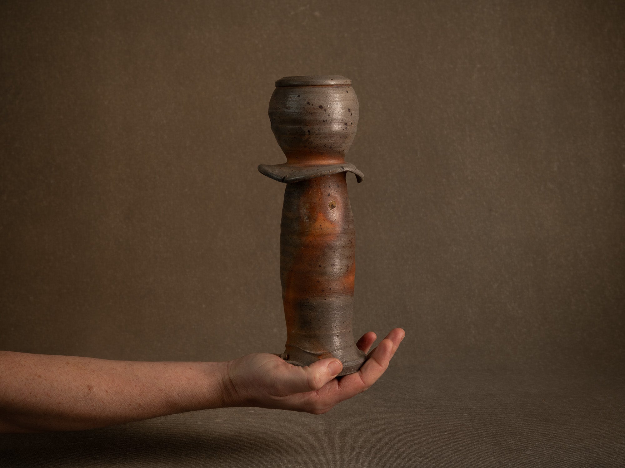 Vase hanaire style Ko-Bizen en grès de La Borne de Steen Kepp, France (vers 1980-85)..Botamochi Ko-Bizen style hanaire stoneware vase in La Borne by Steen Kepp, France (circa 1980-85)