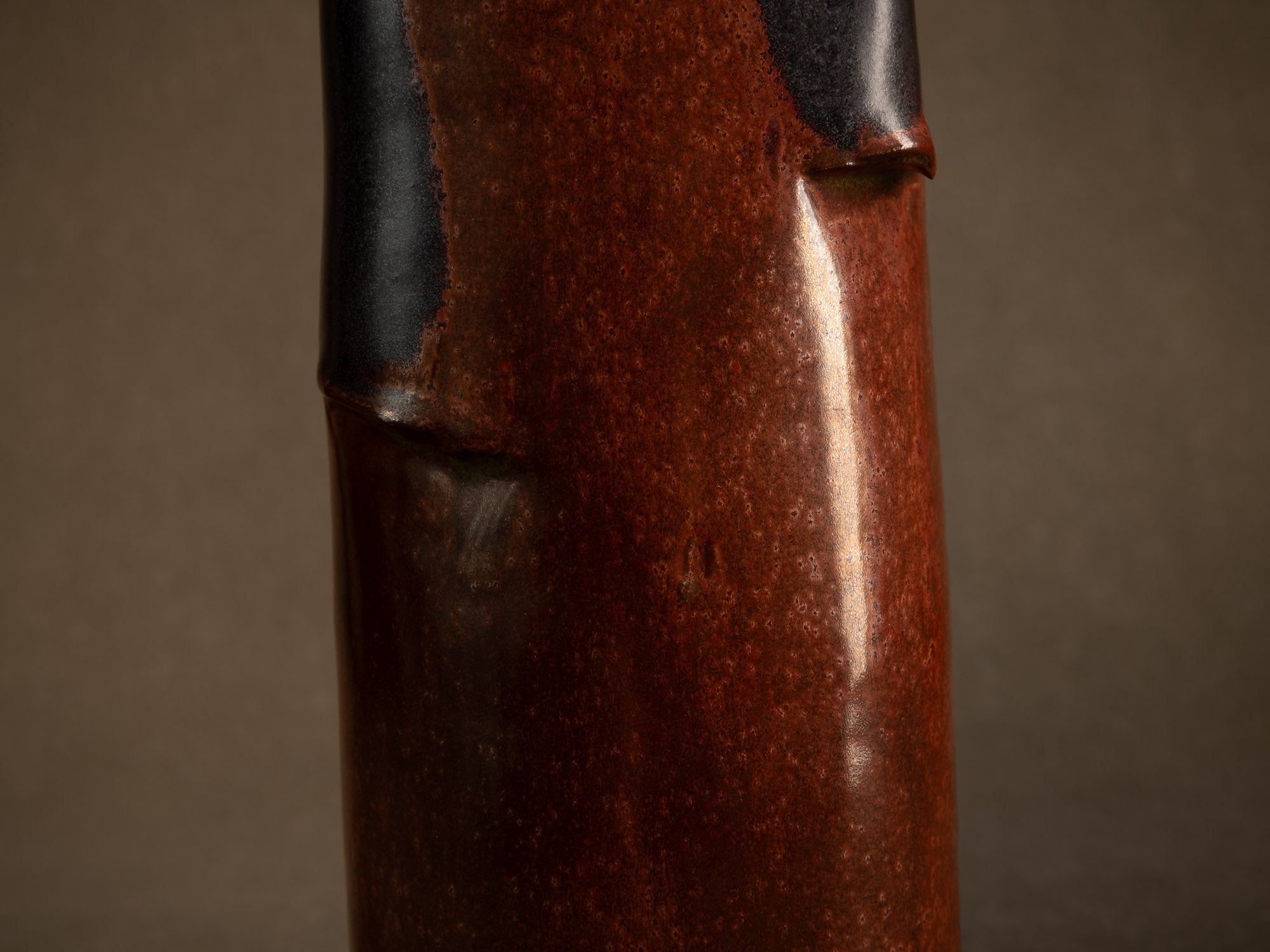 Vase en grès émaillé par Jean Cacheleux à Saint Amand en Puisaye, France (vers 1990)..Glazed stoneware vase by Jean Cacheleux à Saint Amand en Puisaye, France (circa 1990)