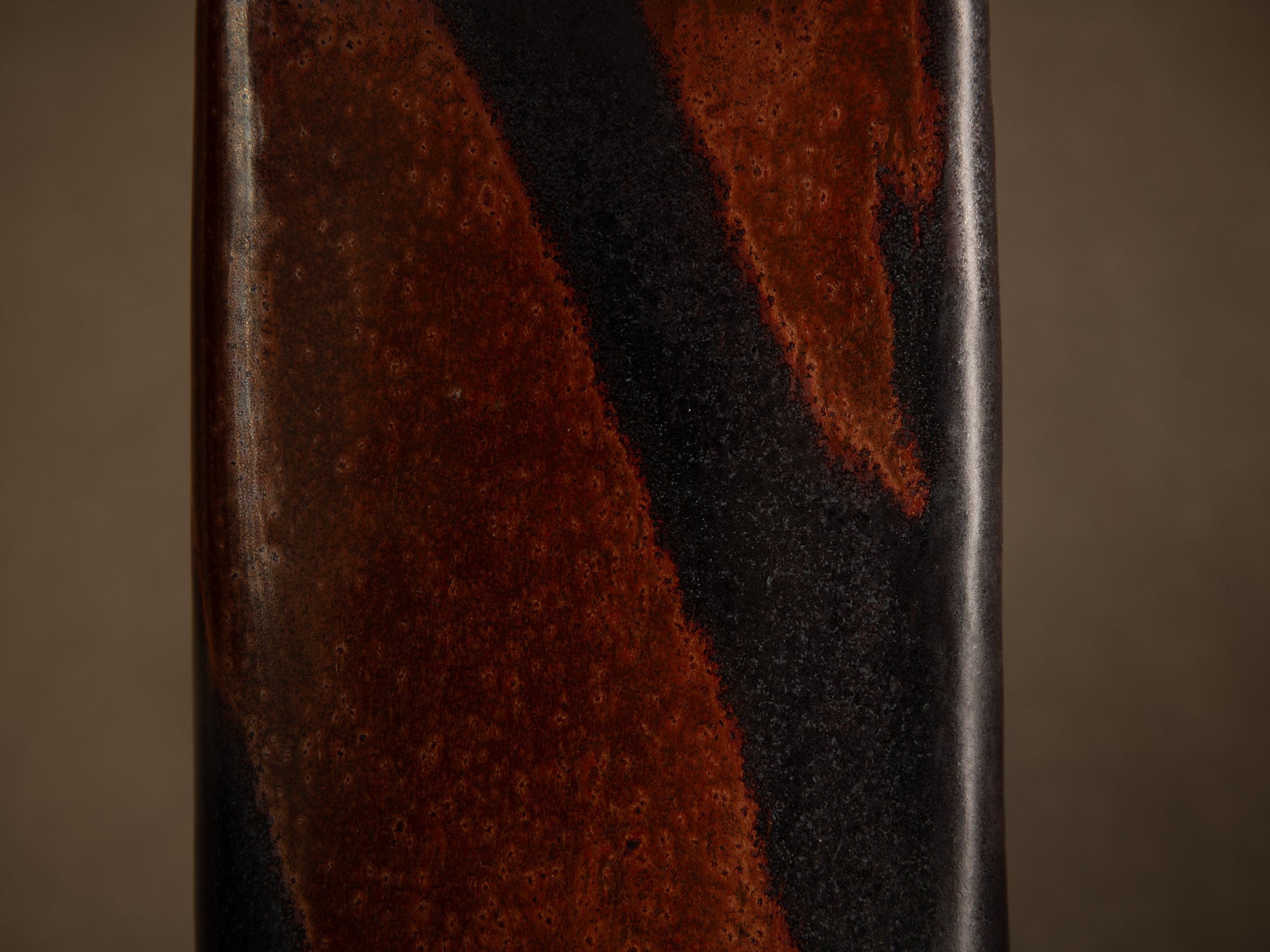 Vase en grès émaillé par Jean Cacheleux à Saint Amand en Puisaye, France (vers 1990)..Glazed stoneware vase by Jean Cacheleux à Saint Amand en Puisaye, France (circa 1990)