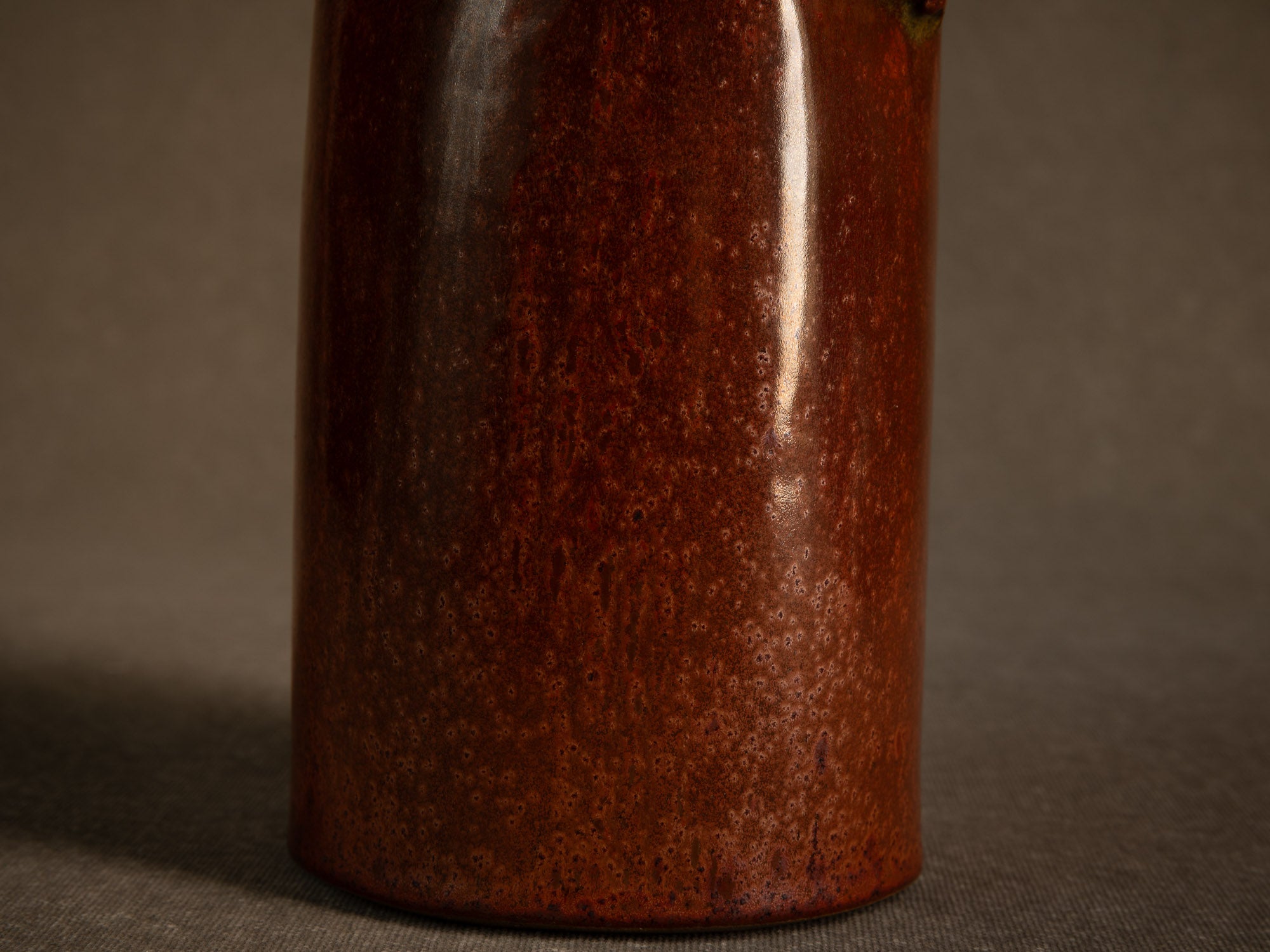 Vase en grès émaillé par Jean Cacheleux à Saint Amand en Puisaye, France (vers 1990)..Glazed stoneware vase by Jean Cacheleux à Saint Amand en Puisaye, France (circa 1990)
