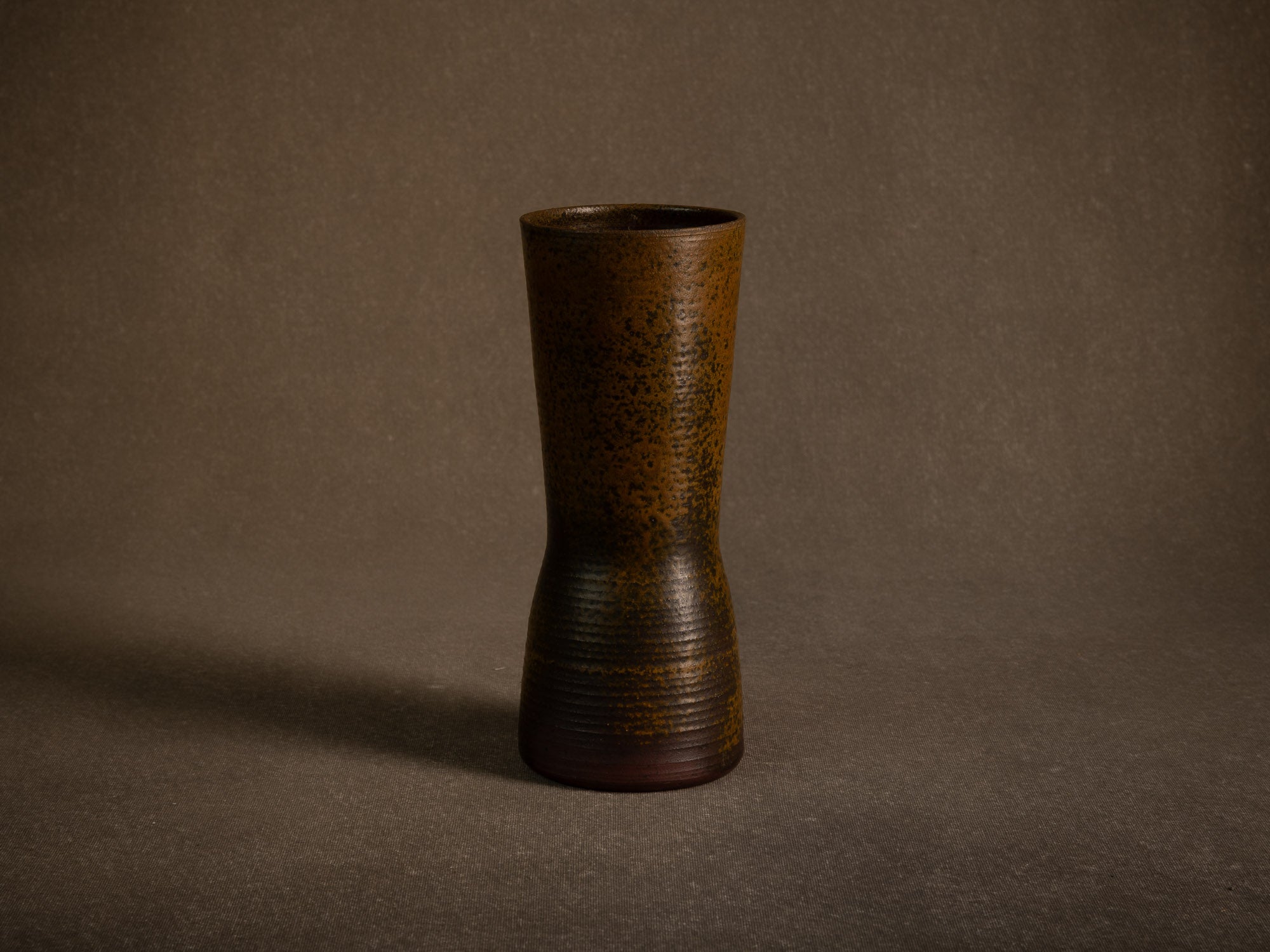 Vase en grès à décor de goma de Jean‑Claude Lafon, France (vers 1965)..Stoneware vase with goma decoration by Jean‑Claude Lafon, France (circa 1965)