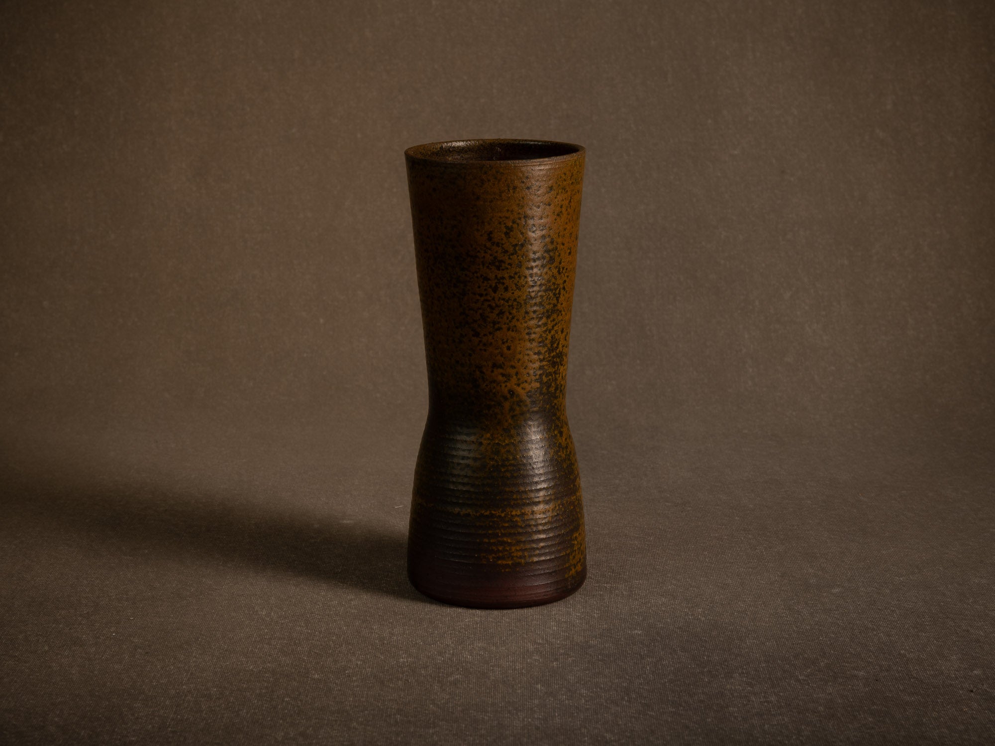 Vase en grès à décor de goma de Jean‑Claude Lafon, France (vers 1965)..Stoneware vase with goma decoration by Jean‑Claude Lafon, France (circa 1965)