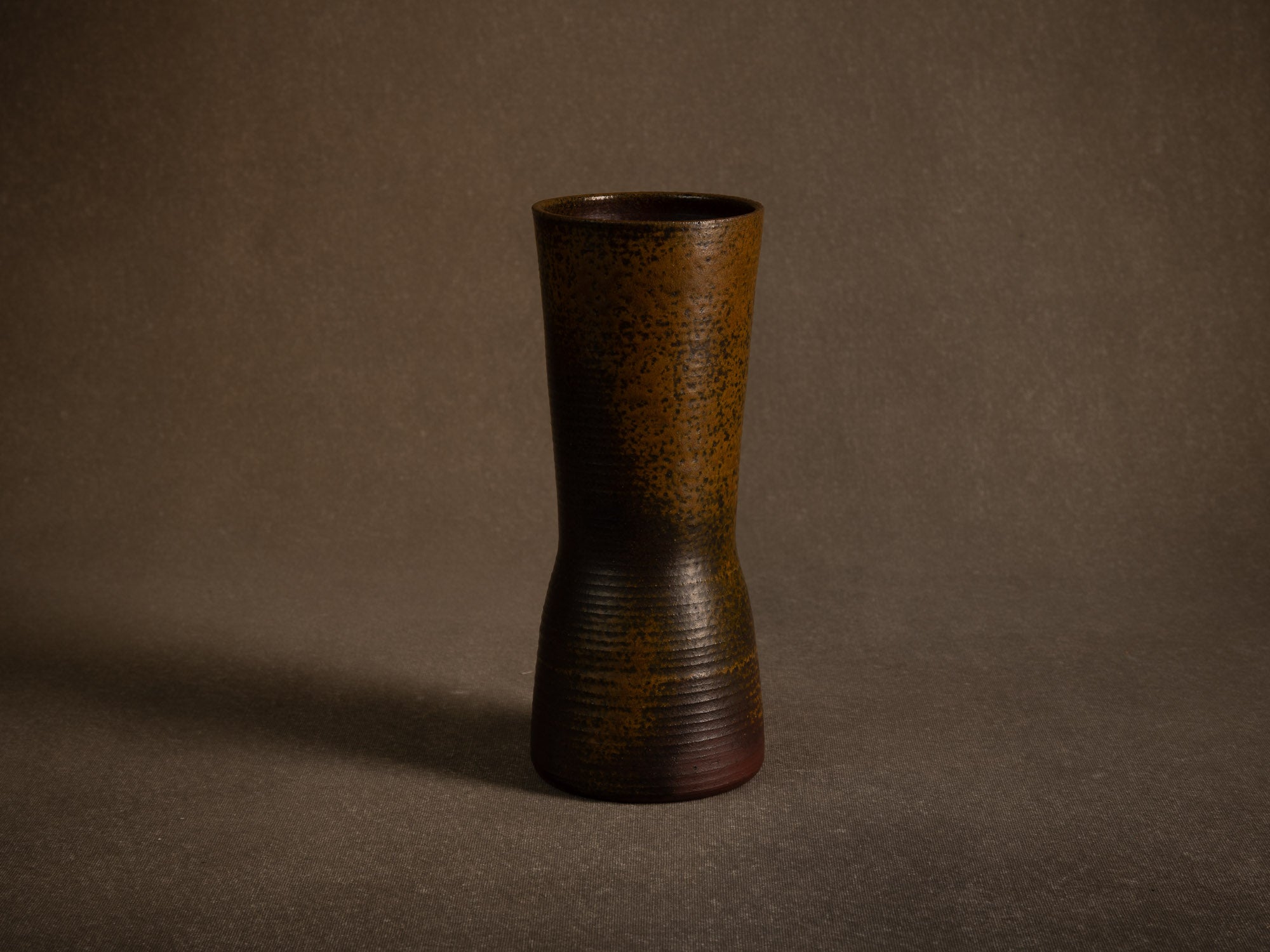 Vase en grès à décor de goma de Jean‑Claude Lafon, France (vers 1965)..Stoneware vase with goma decoration by Jean‑Claude Lafon, France (circa 1965)