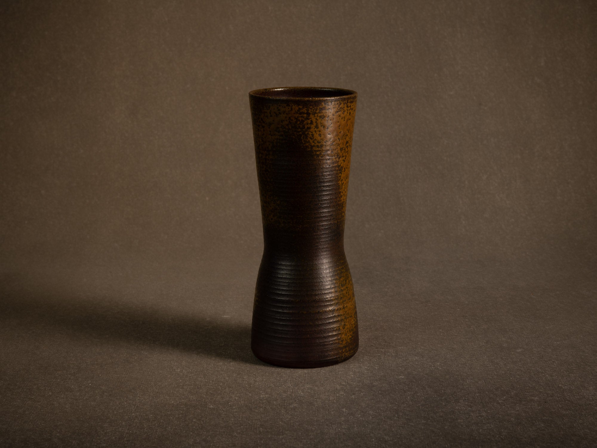 Vase en grès à décor de goma de Jean‑Claude Lafon, France (vers 1965)..Stoneware vase with goma decoration by Jean‑Claude Lafon, France (circa 1965)