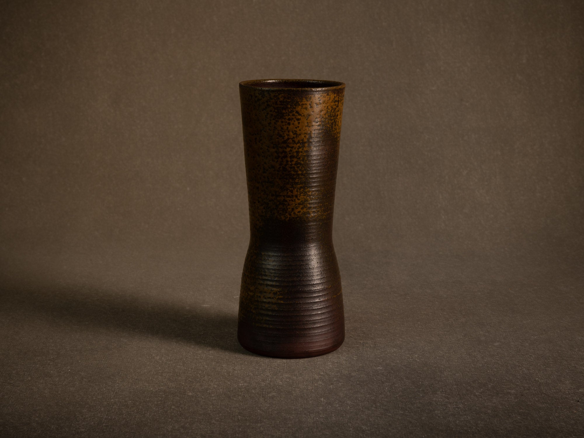 Vase en grès à décor de goma de Jean‑Claude Lafon, France (vers 1965)..Stoneware vase with goma decoration by Jean‑Claude Lafon, France (circa 1965)