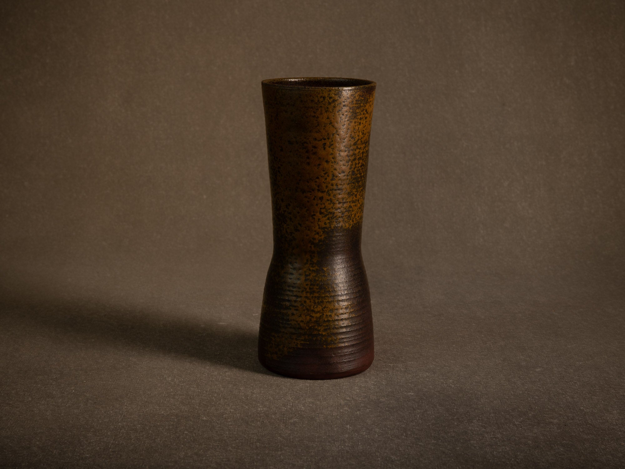 Vase en grès à décor de goma de Jean‑Claude Lafon, France (vers 1965)..Stoneware vase with goma decoration by Jean‑Claude Lafon, France (circa 1965)