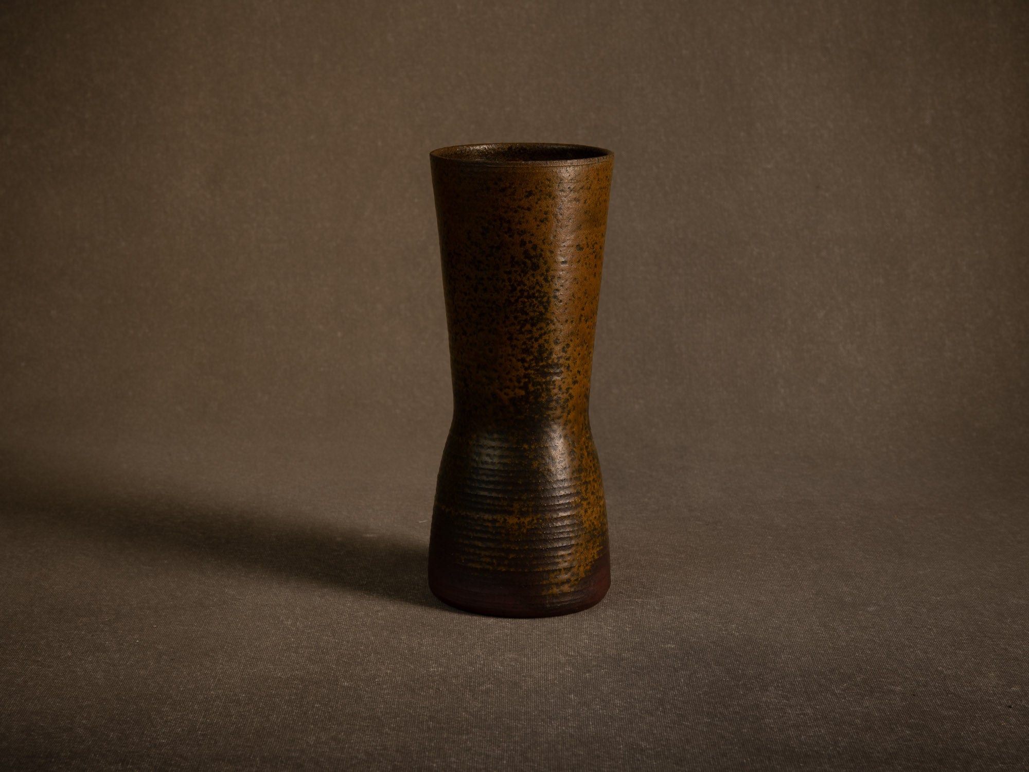 Vase en grès à décor de goma de Jean‑Claude Lafon, France (vers 1965)..Stoneware vase with goma decoration by Jean‑Claude Lafon, France (circa 1965)