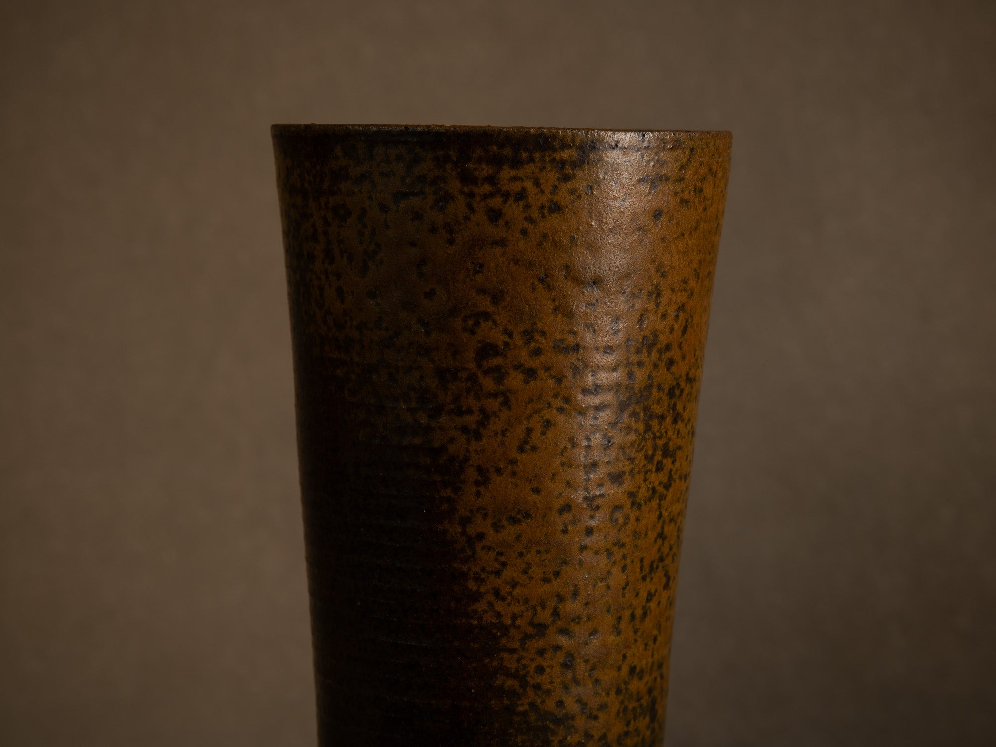 Vase en grès à décor de goma de Jean‑Claude Lafon, France (vers 1965)..Stoneware vase with goma decoration by Jean‑Claude Lafon, France (circa 1965)