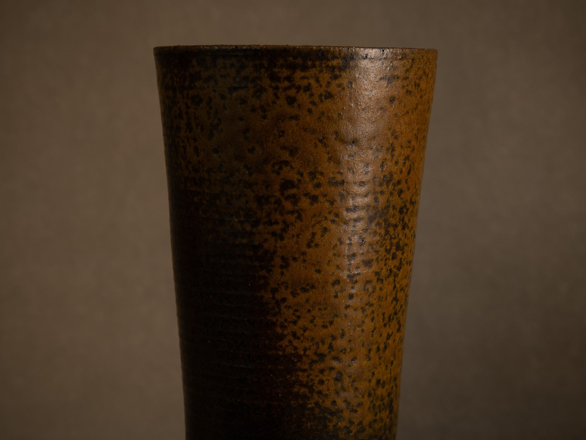 Vase en grès à décor de goma de Jean‑Claude Lafon, France (vers 1965)..Stoneware vase with goma decoration by Jean‑Claude Lafon, France (circa 1965)