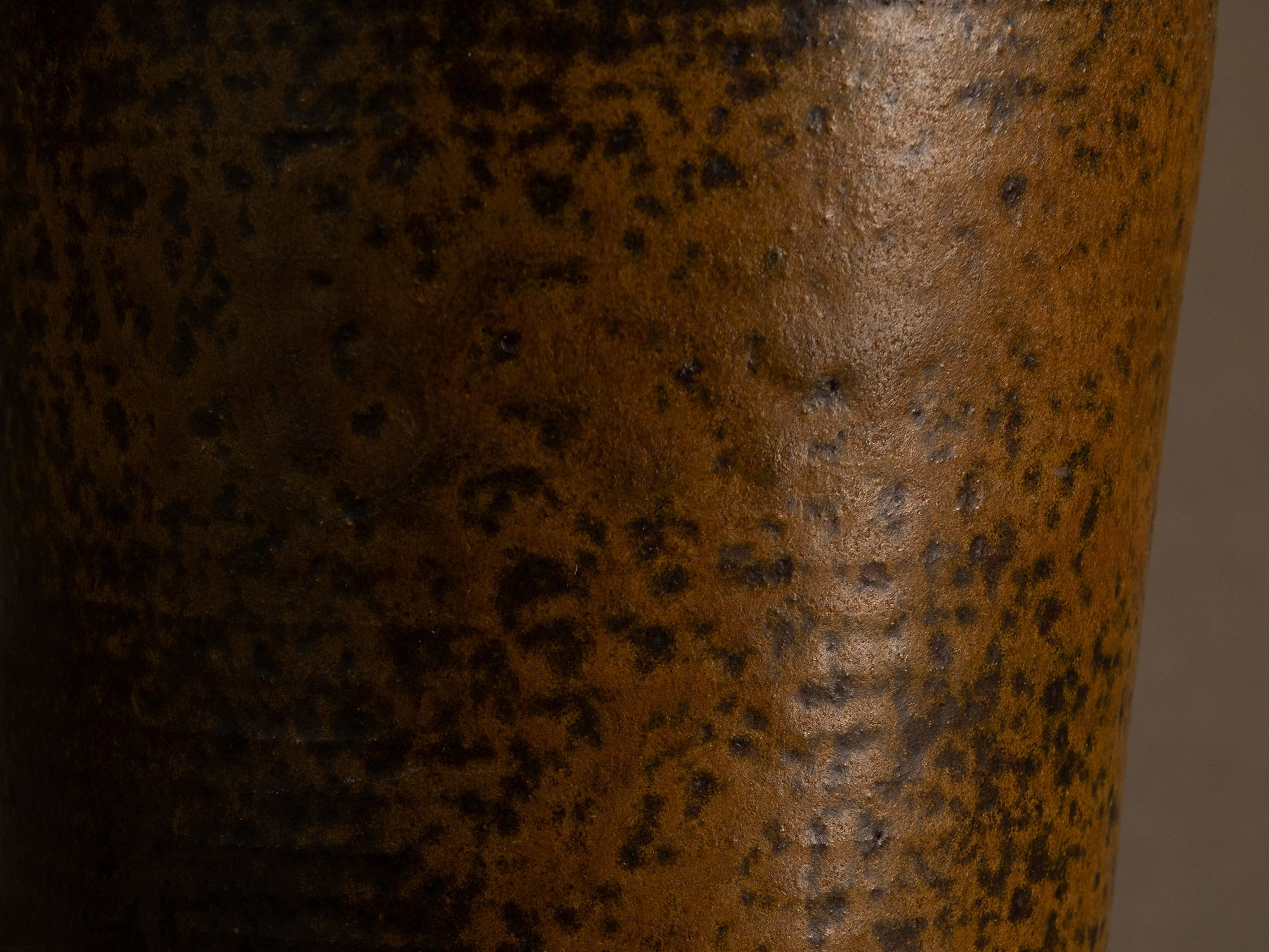 Vase en grès à décor de goma de Jean‑Claude Lafon, France (vers 1965)..Stoneware vase with goma decoration by Jean‑Claude Lafon, France (circa 1965)