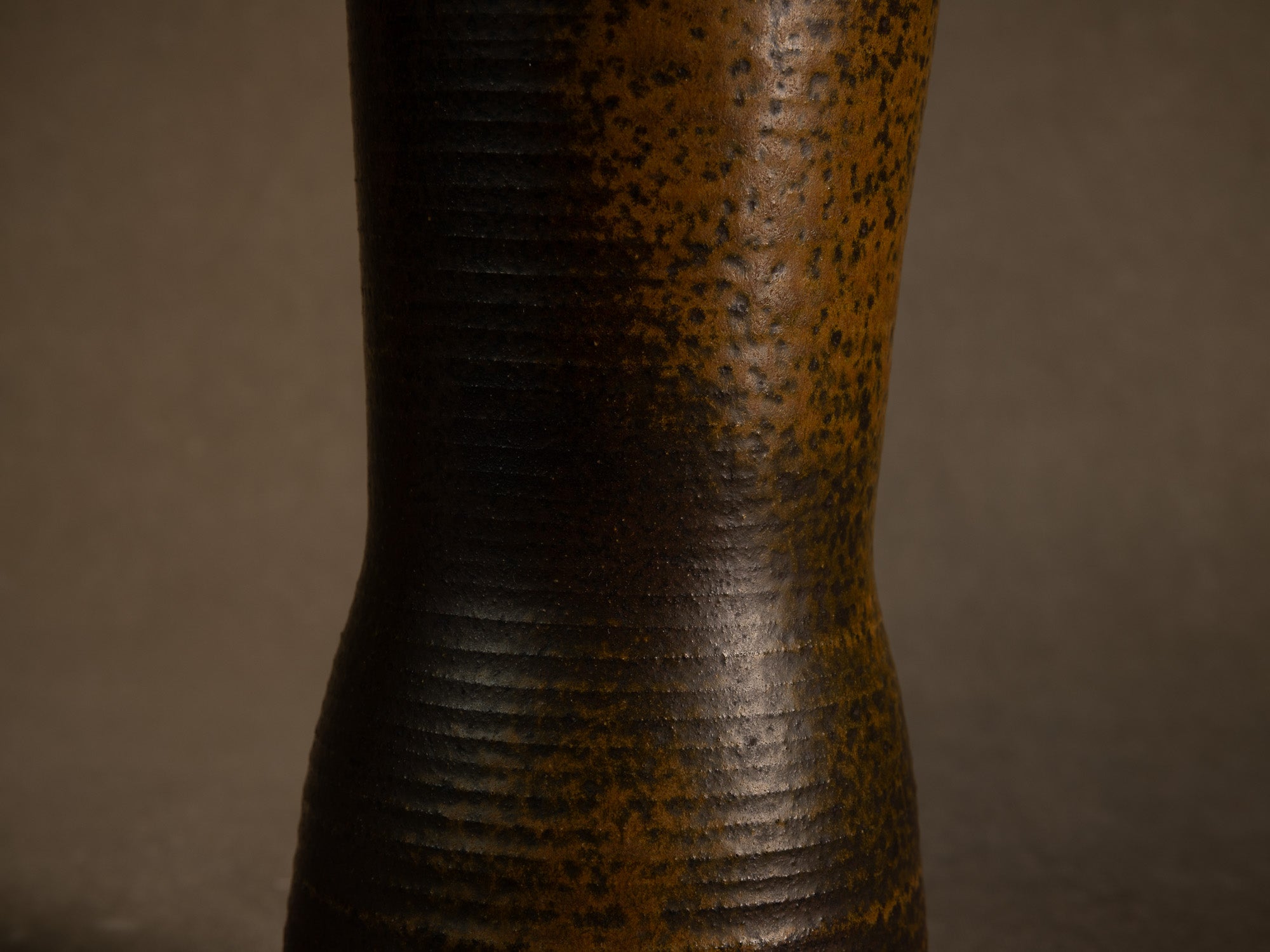 Vase en grès à décor de goma de Jean‑Claude Lafon, France (vers 1965)..Stoneware vase with goma decoration by Jean‑Claude Lafon, France (circa 1965)