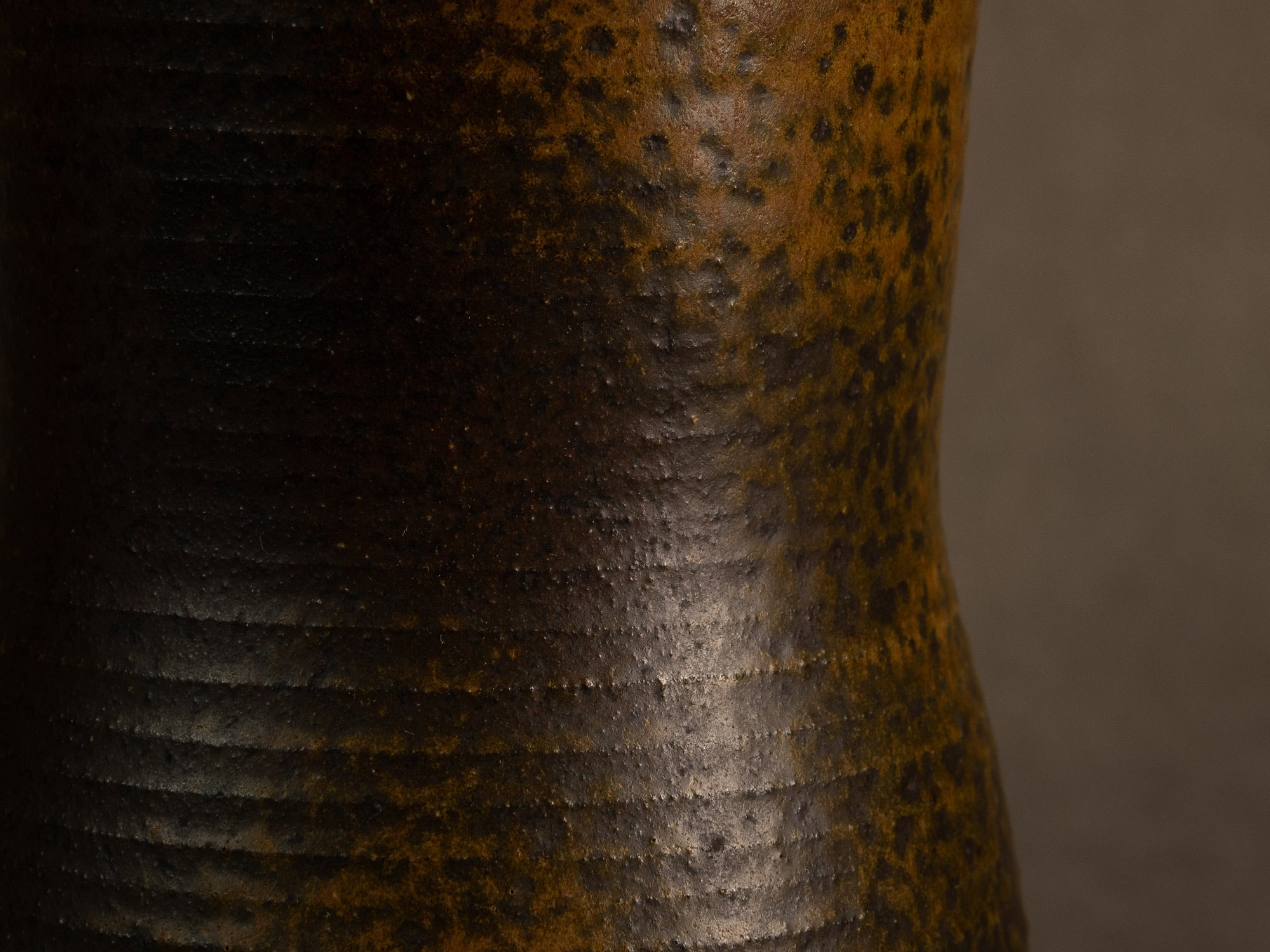 Vase en grès à décor de goma de Jean‑Claude Lafon, France (vers 1965)..Stoneware vase with goma decoration by Jean‑Claude Lafon, France (circa 1965)