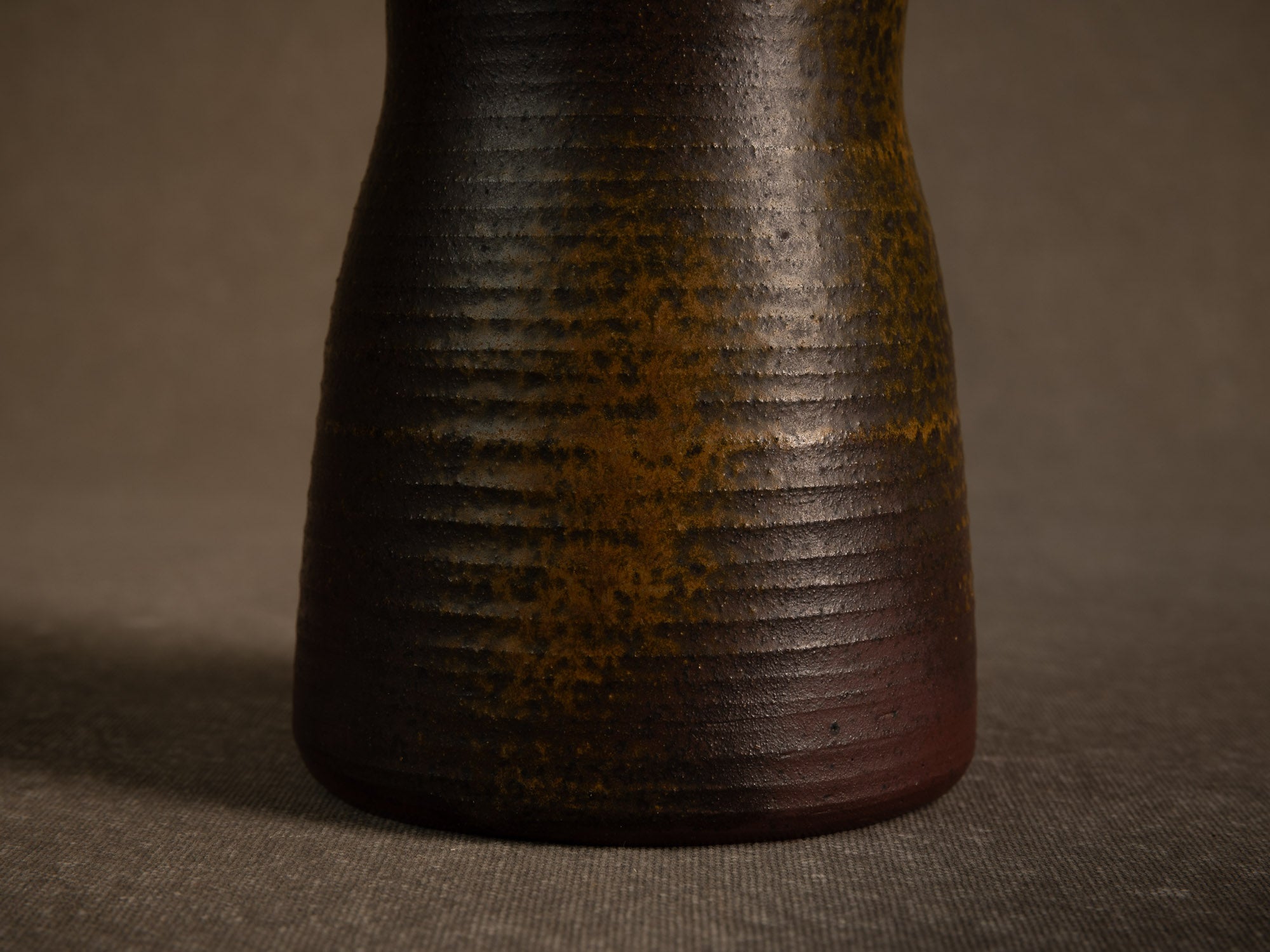 Vase en grès à décor de goma de Jean‑Claude Lafon, France (vers 1965)..Stoneware vase with goma decoration by Jean‑Claude Lafon, France (circa 1965)