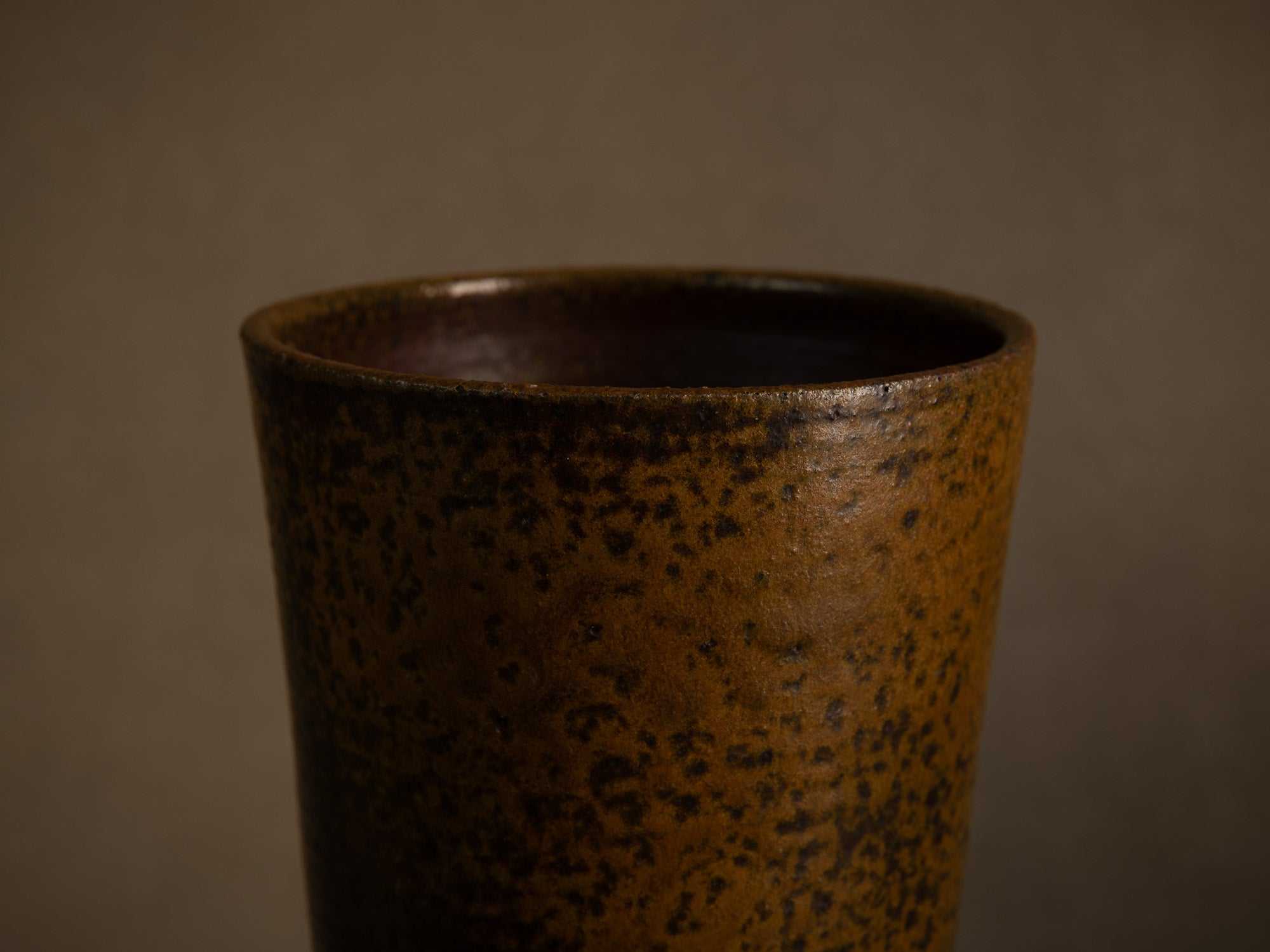 Vase en grès à décor de goma de Jean‑Claude Lafon, France (vers 1965)..Stoneware vase with goma decoration by Jean‑Claude Lafon, France (circa 1965)