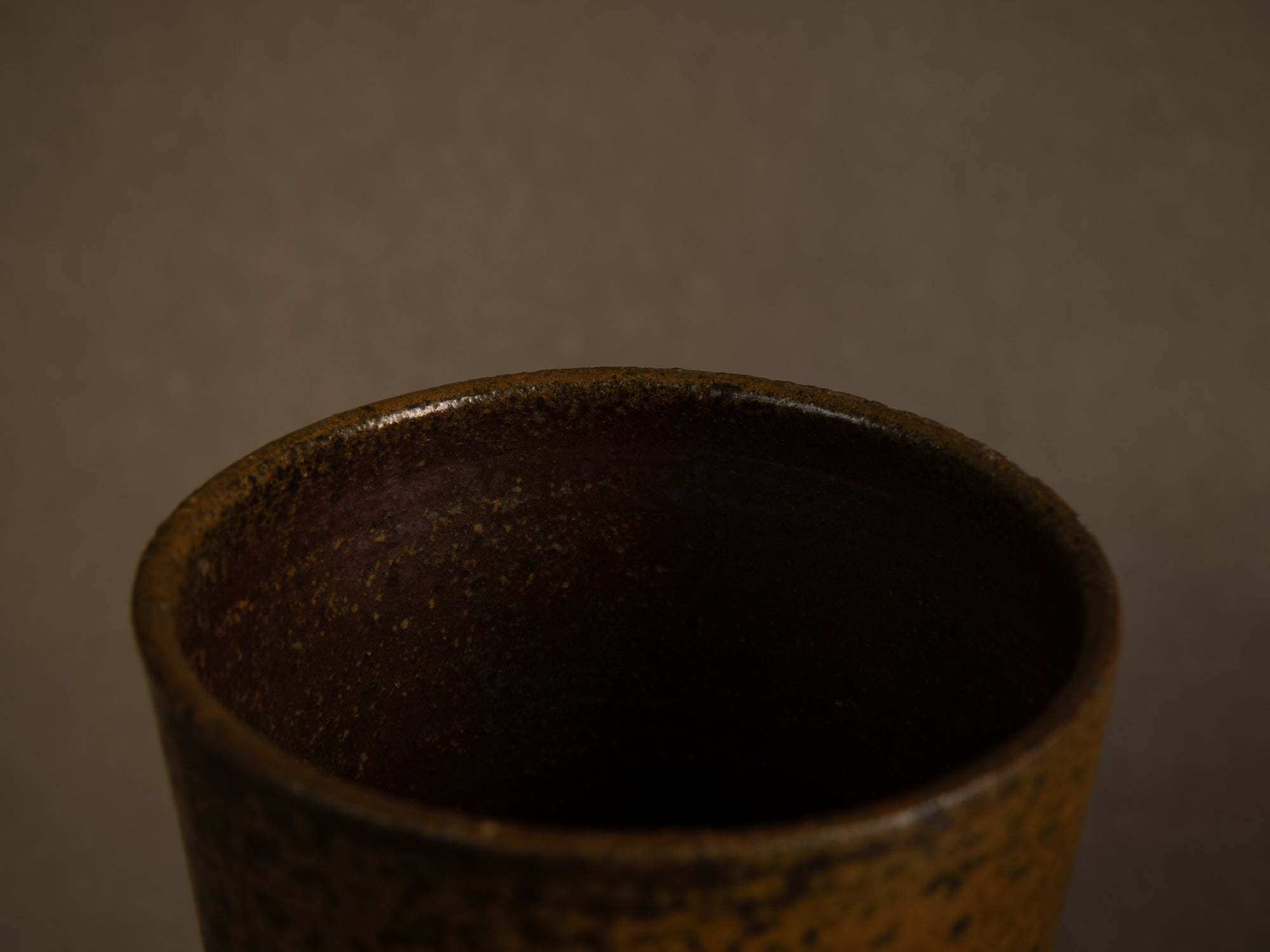 Vase en grès à décor de goma de Jean‑Claude Lafon, France (vers 1965)..Stoneware vase with goma decoration by Jean‑Claude Lafon, France (circa 1965)