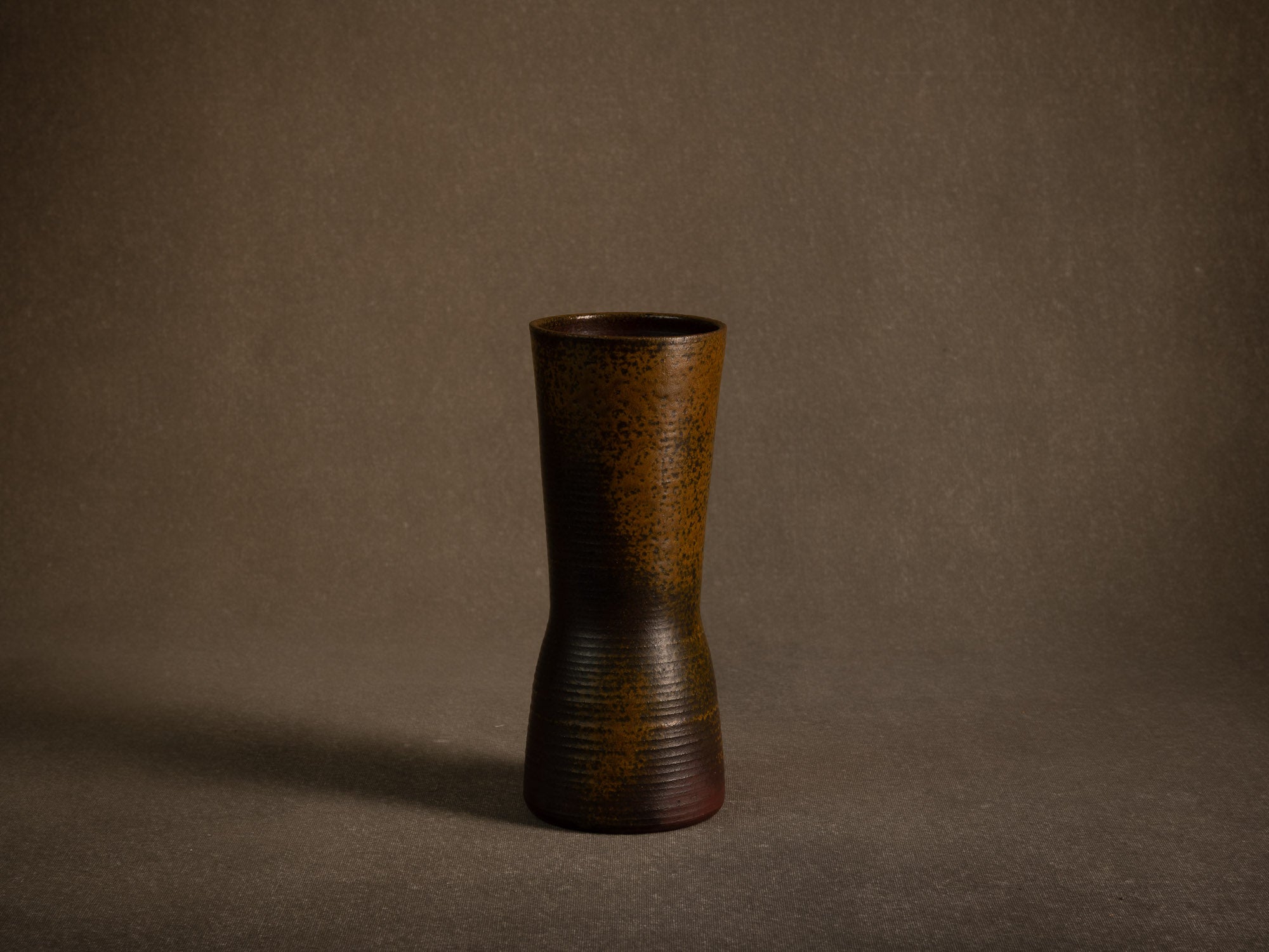 Vase en grès à décor de goma de Jean‑Claude Lafon, France (vers 1965)..Stoneware vase with goma decoration by Jean‑Claude Lafon, France (circa 1965)
