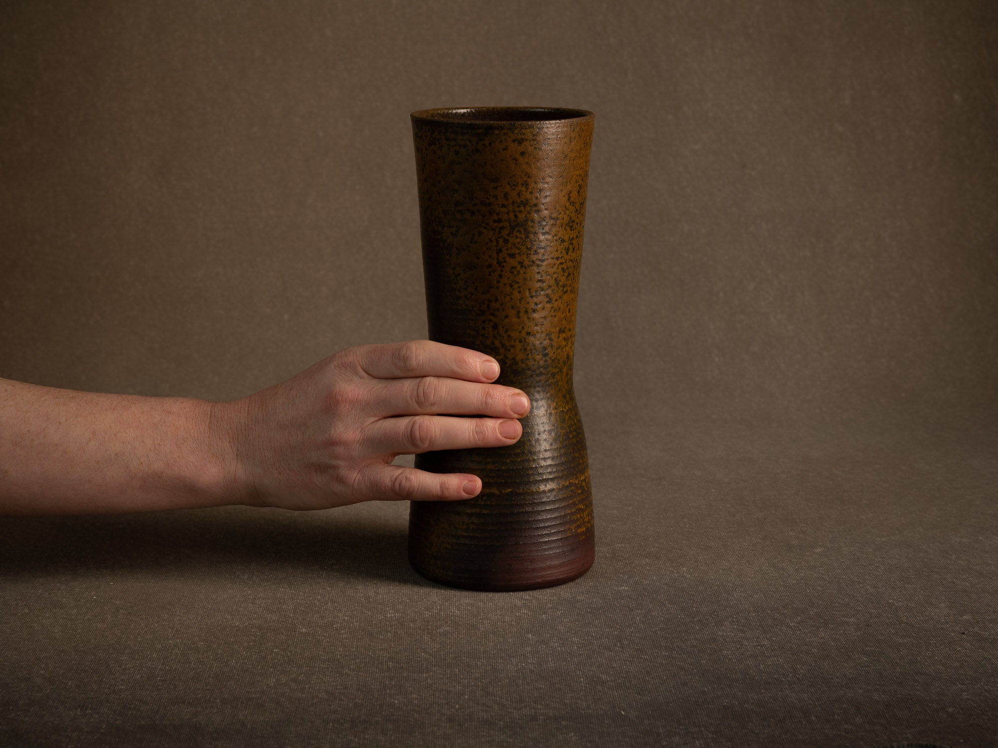 Vase en grès à décor de goma de Jean‑Claude Lafon, France (vers 1965)..Stoneware vase with goma decoration by Jean‑Claude Lafon, France (circa 1965)