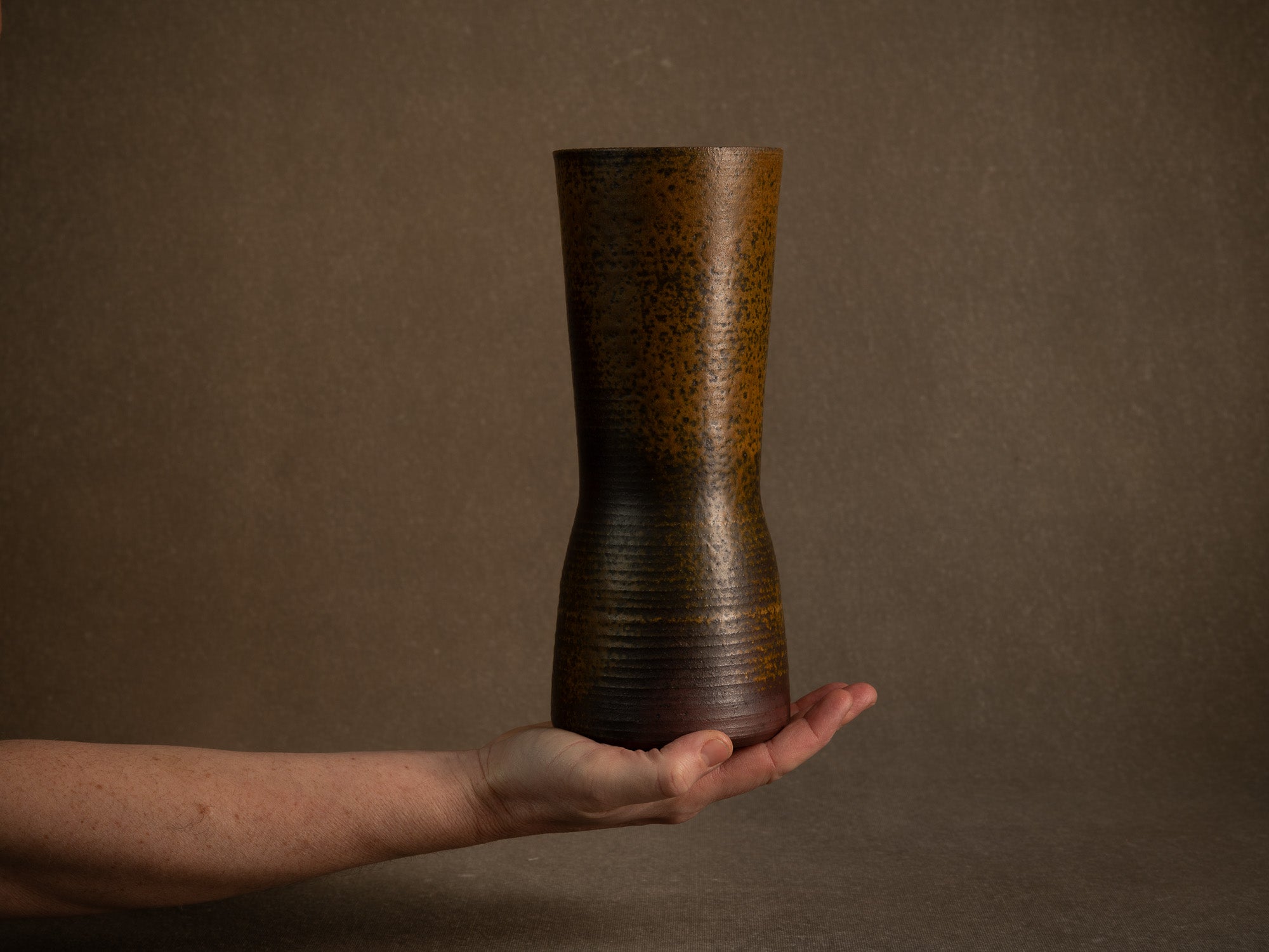 Vase en grès à décor de goma de Jean‑Claude Lafon, France (vers 1965)..Stoneware vase with goma decoration by Jean‑Claude Lafon, France (circa 1965)