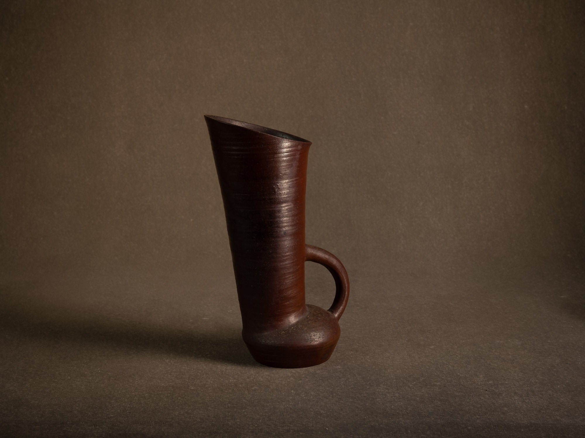 Vase / pichet sculptural en grès tourné à décor de goma de Jean‑Claude Lafon, France (vers 1965)..Stoneware vase with goma glaze by Jean‑Claude Lafon, France (circa 1965)