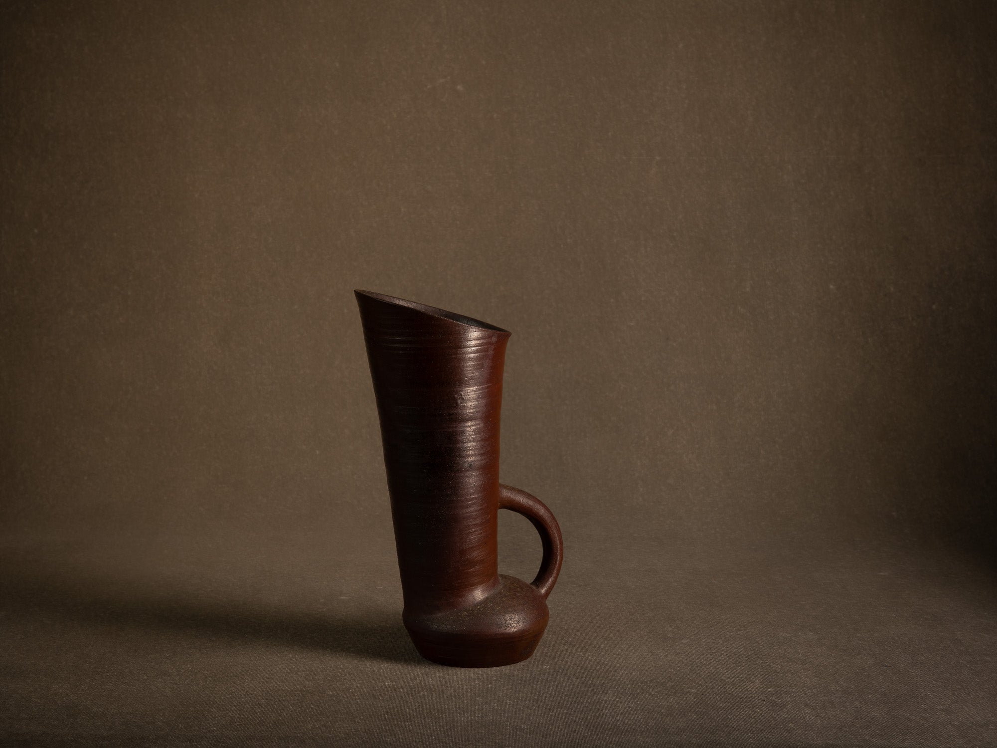 Vase / pichet sculptural en grès tourné à décor de goma de Jean‑Claude Lafon, France (vers 1965)..Stoneware vase with goma glaze by Jean‑Claude Lafon, France (circa 1965)