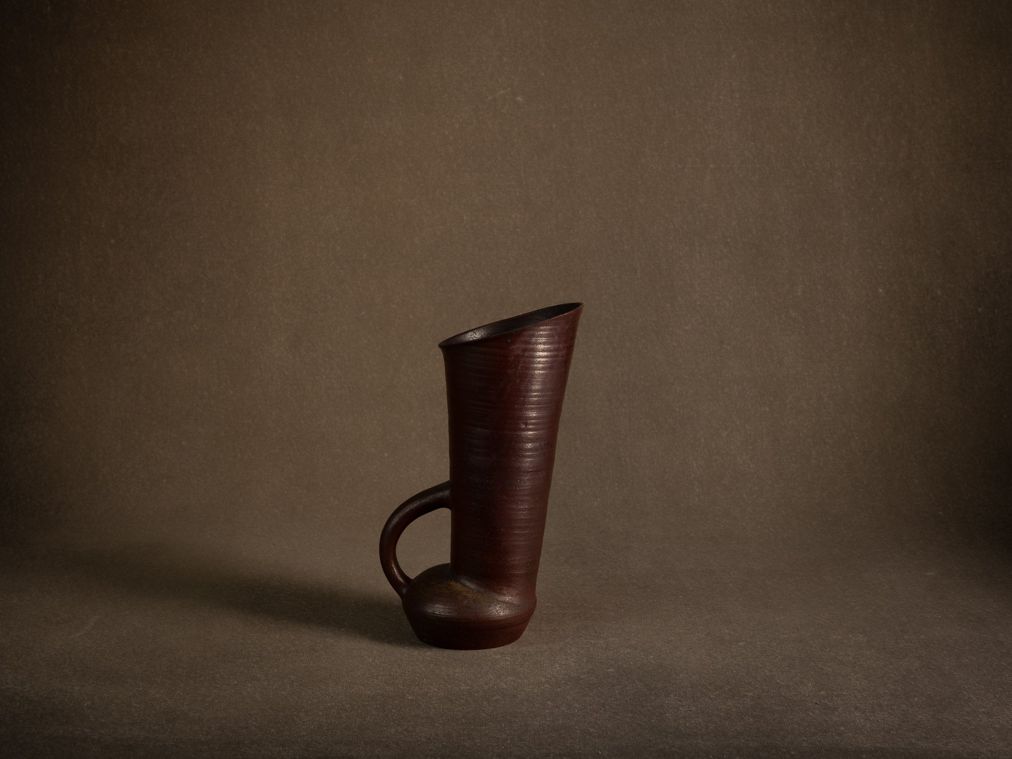 Vase / pichet sculptural en grès tourné à décor de goma de Jean‑Claude Lafon, France (vers 1965)..Stoneware vase with goma glaze by Jean‑Claude Lafon, France (circa 1965)