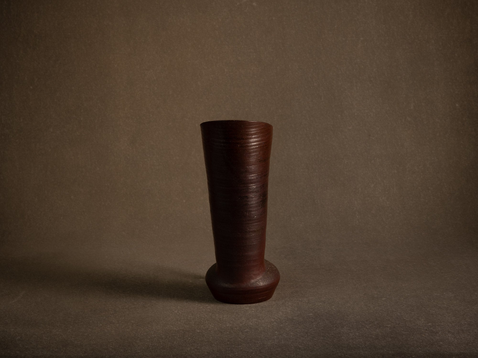 Vase / pichet sculptural en grès tourné à décor de goma de Jean‑Claude Lafon, France (vers 1965)..Stoneware vase with goma glaze by Jean‑Claude Lafon, France (circa 1965)