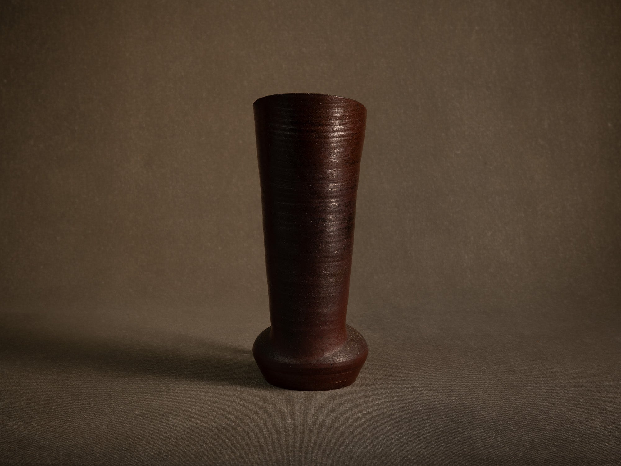Vase / pichet sculptural en grès tourné à décor de goma de Jean‑Claude Lafon, France (vers 1965)..Stoneware vase with goma glaze by Jean‑Claude Lafon, France (circa 1965)