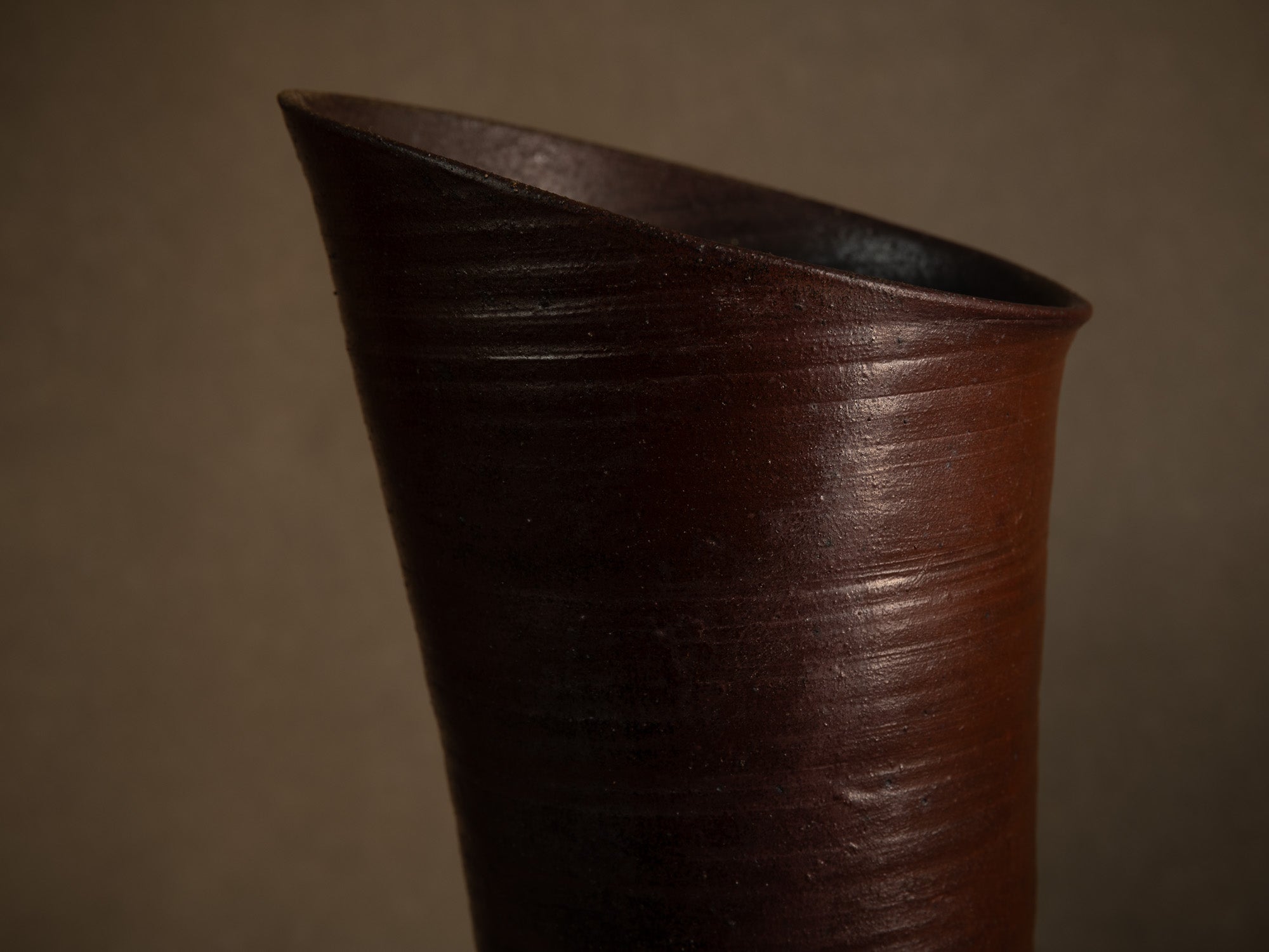 Vase / pichet sculptural en grès tourné à décor de goma de Jean‑Claude Lafon, France (vers 1965)..Stoneware vase with goma glaze by Jean‑Claude Lafon, France (circa 1965)
