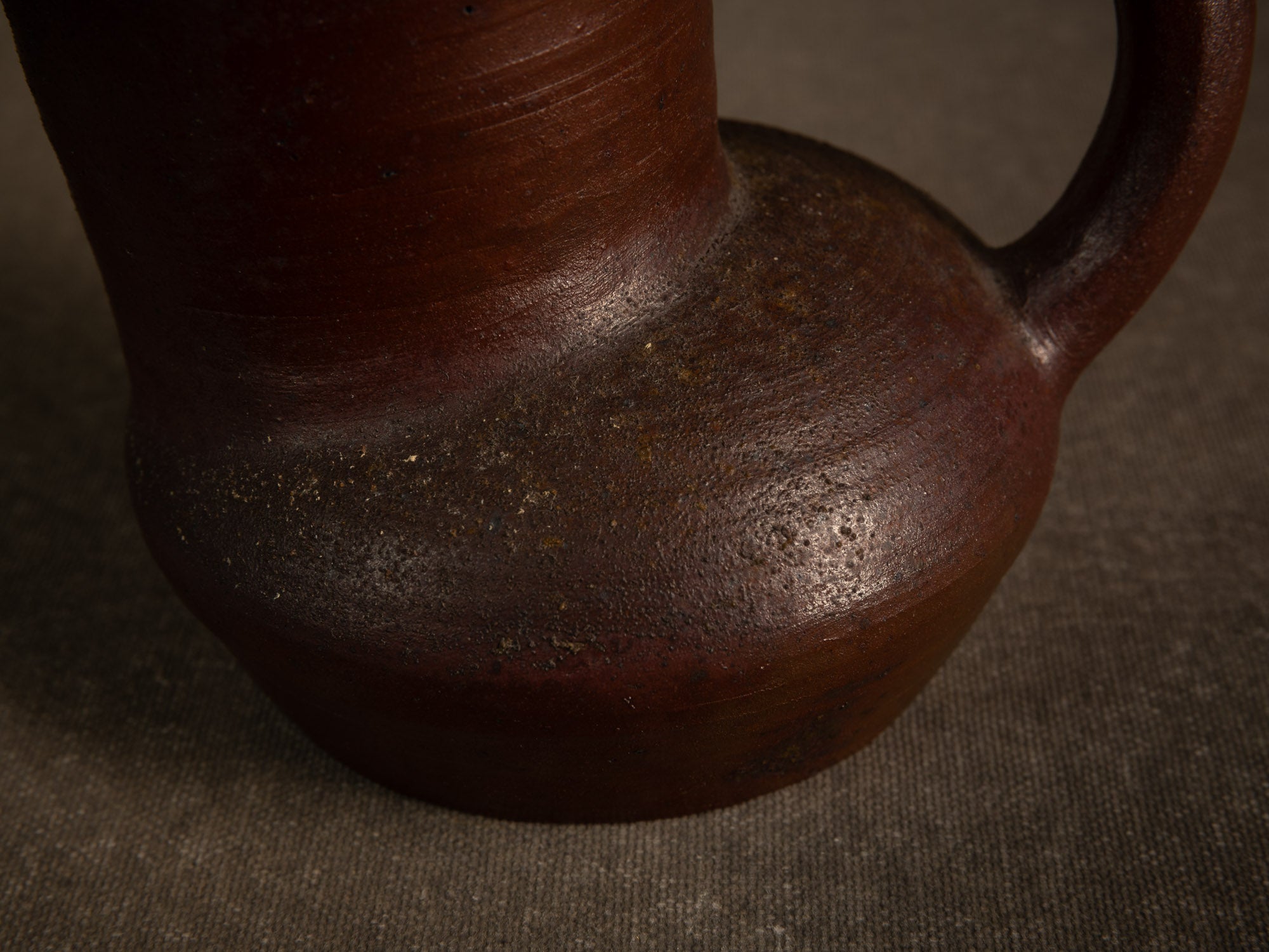 Vase / pichet sculptural en grès tourné à décor de goma de Jean‑Claude Lafon, France (vers 1965)..Stoneware vase with goma glaze by Jean‑Claude Lafon, France (circa 1965)