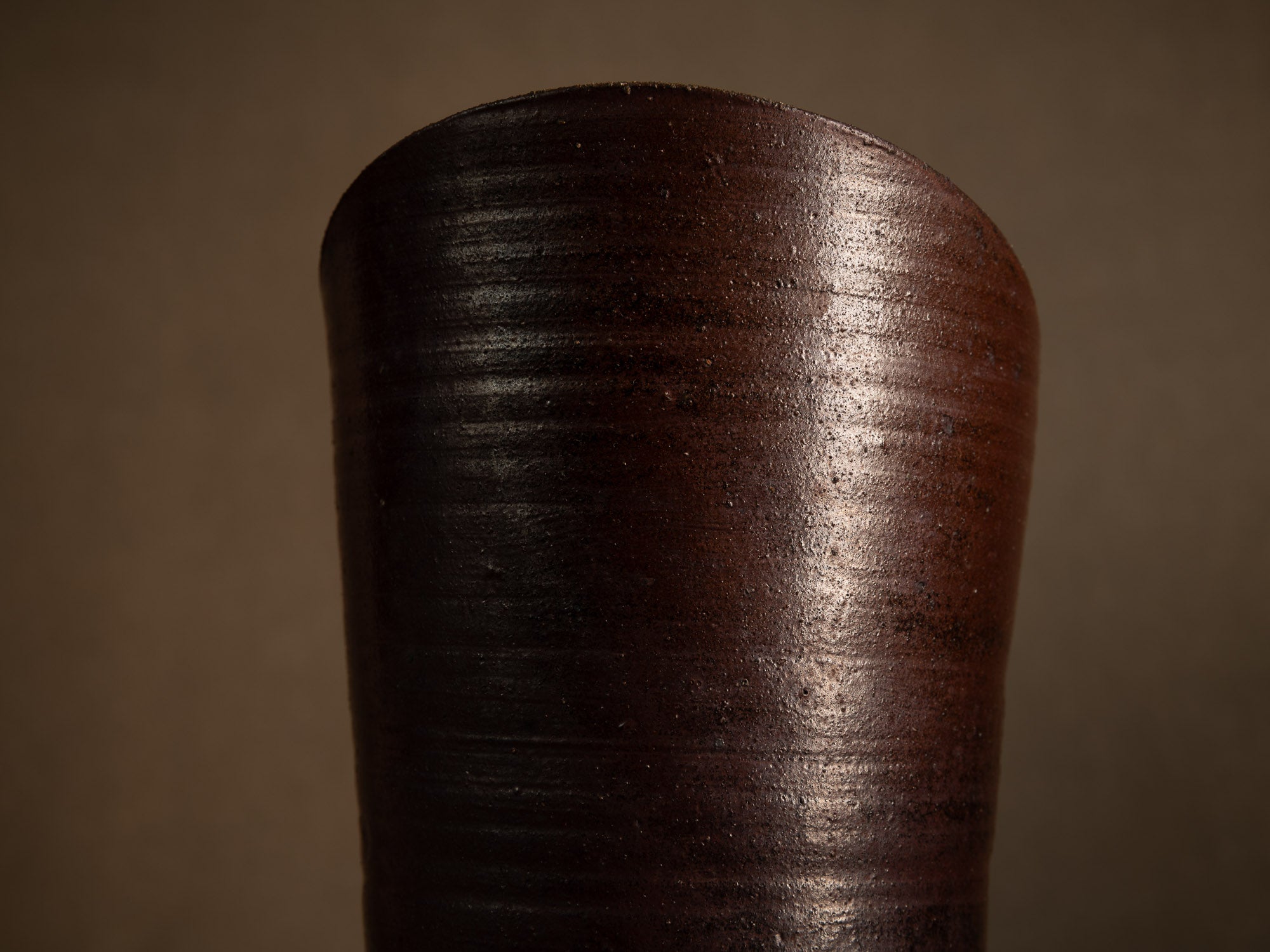 Vase / pichet sculptural en grès tourné à décor de goma de Jean‑Claude Lafon, France (vers 1965)..Stoneware vase with goma glaze by Jean‑Claude Lafon, France (circa 1965)
