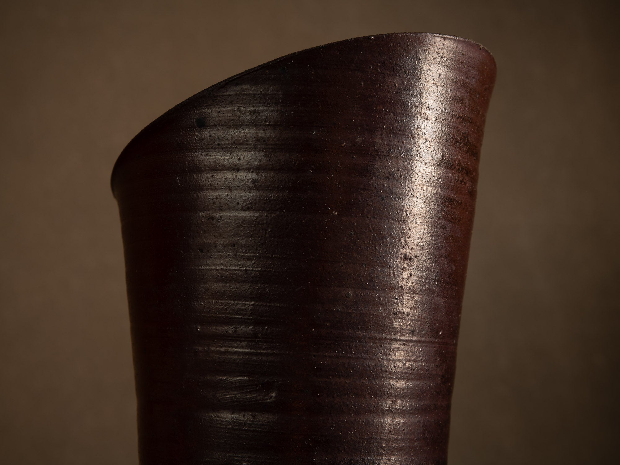 Vase / pichet sculptural en grès tourné à décor de goma de Jean‑Claude Lafon, France (vers 1965)..Stoneware vase with goma glaze by Jean‑Claude Lafon, France (circa 1965)