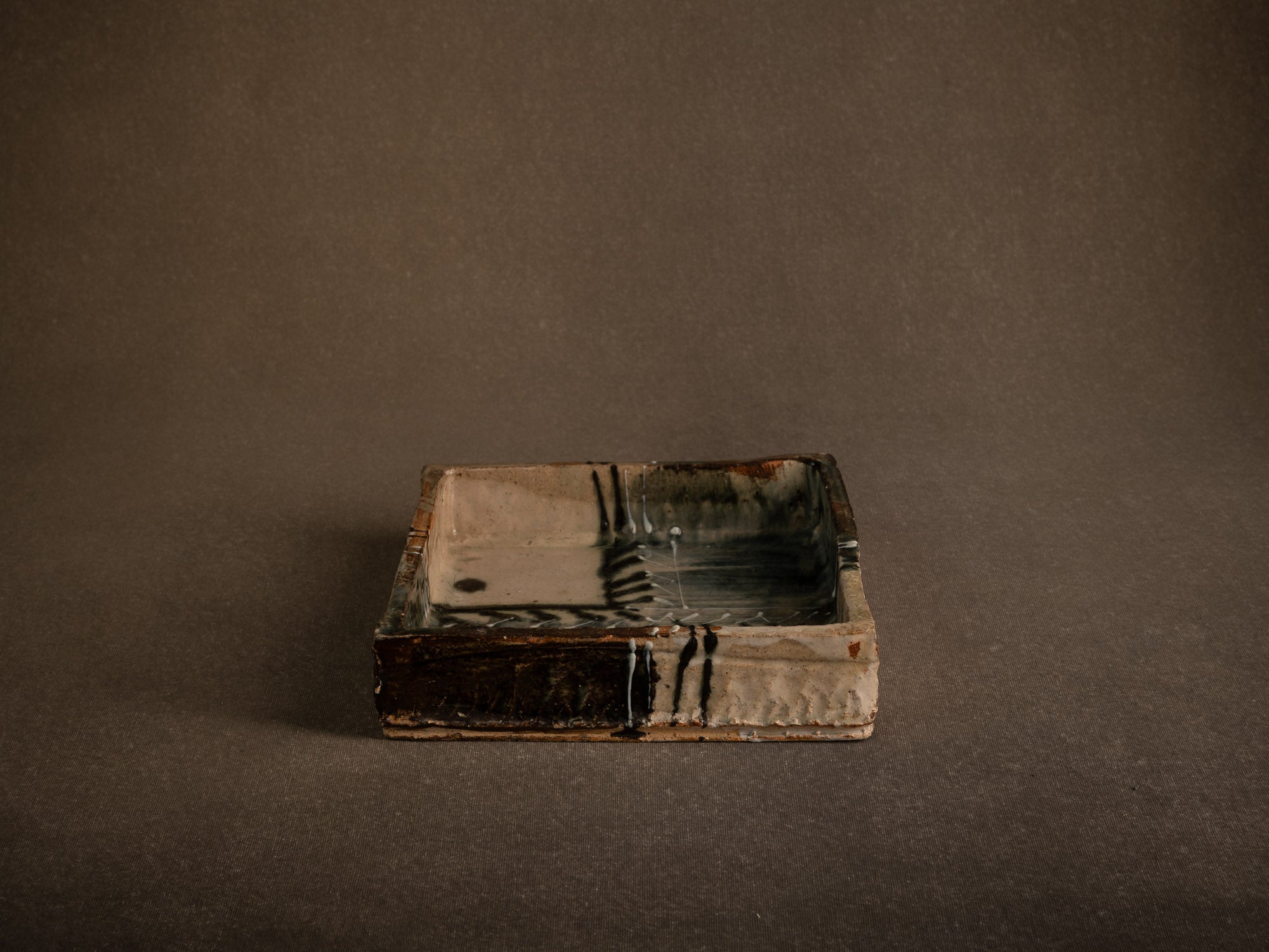 Coupe carrée en grès de style Oribe de Jo Miquel à La Borne, France (vers 1985)..Square stoneware bowl / dish in the Oribe style by Josette Miquel, France (circa 1985)