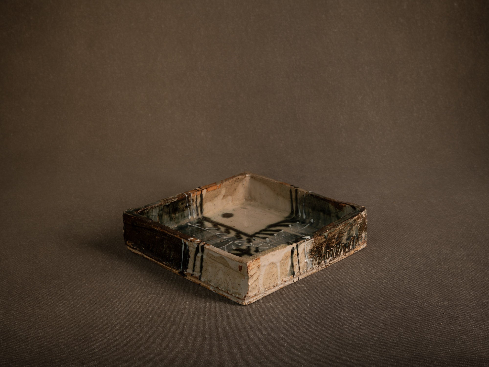 Coupe carrée en grès de style Oribe de Jo Miquel à La Borne, France (vers 1985)..Square stoneware bowl / dish in the Oribe style by Josette Miquel, France (circa 1985)
