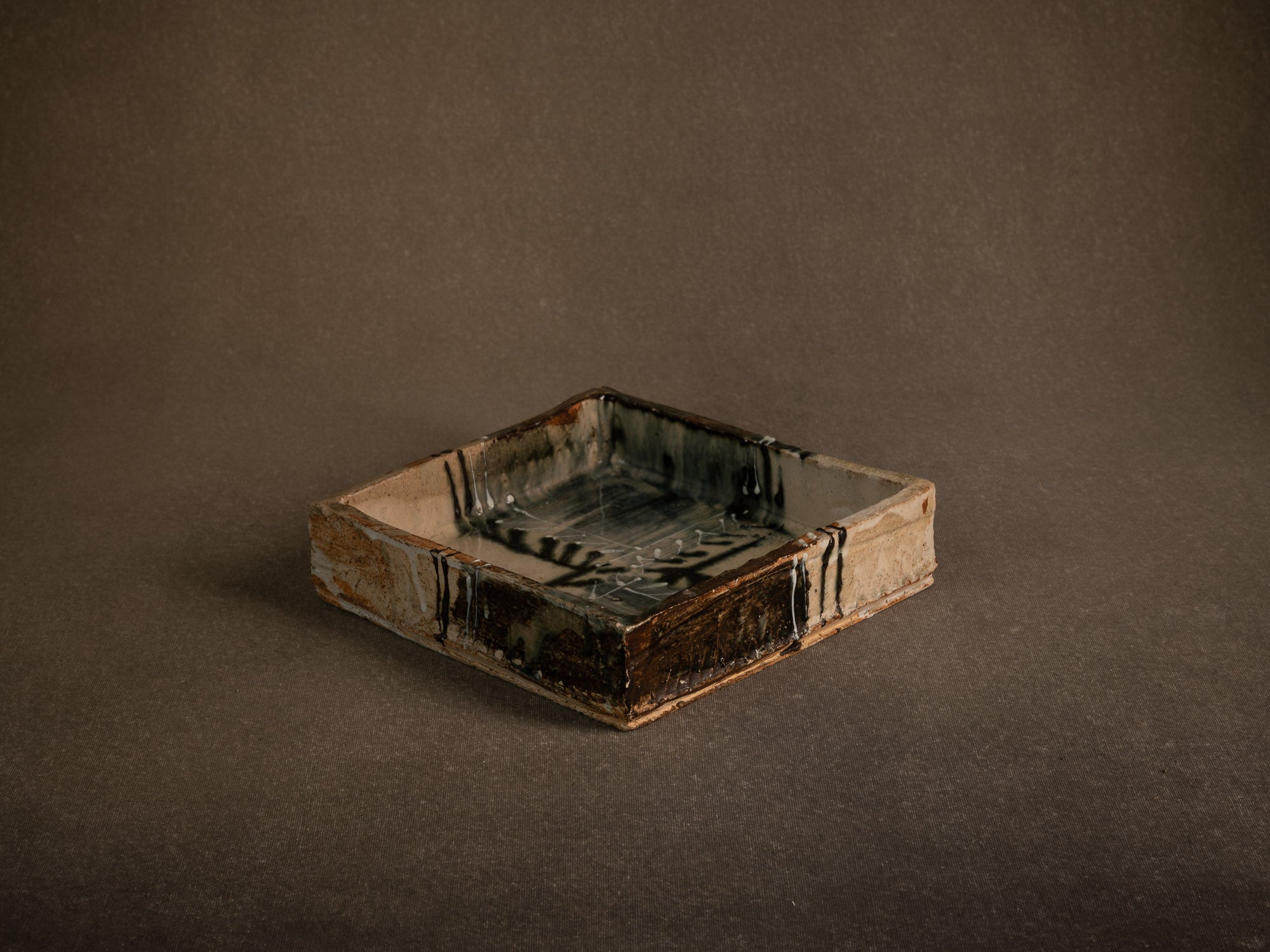 Coupe carrée en grès de style Oribe de Jo Miquel à La Borne, France (vers 1985)..Square stoneware bowl / dish in the Oribe style by Josette Miquel, France (circa 1985)