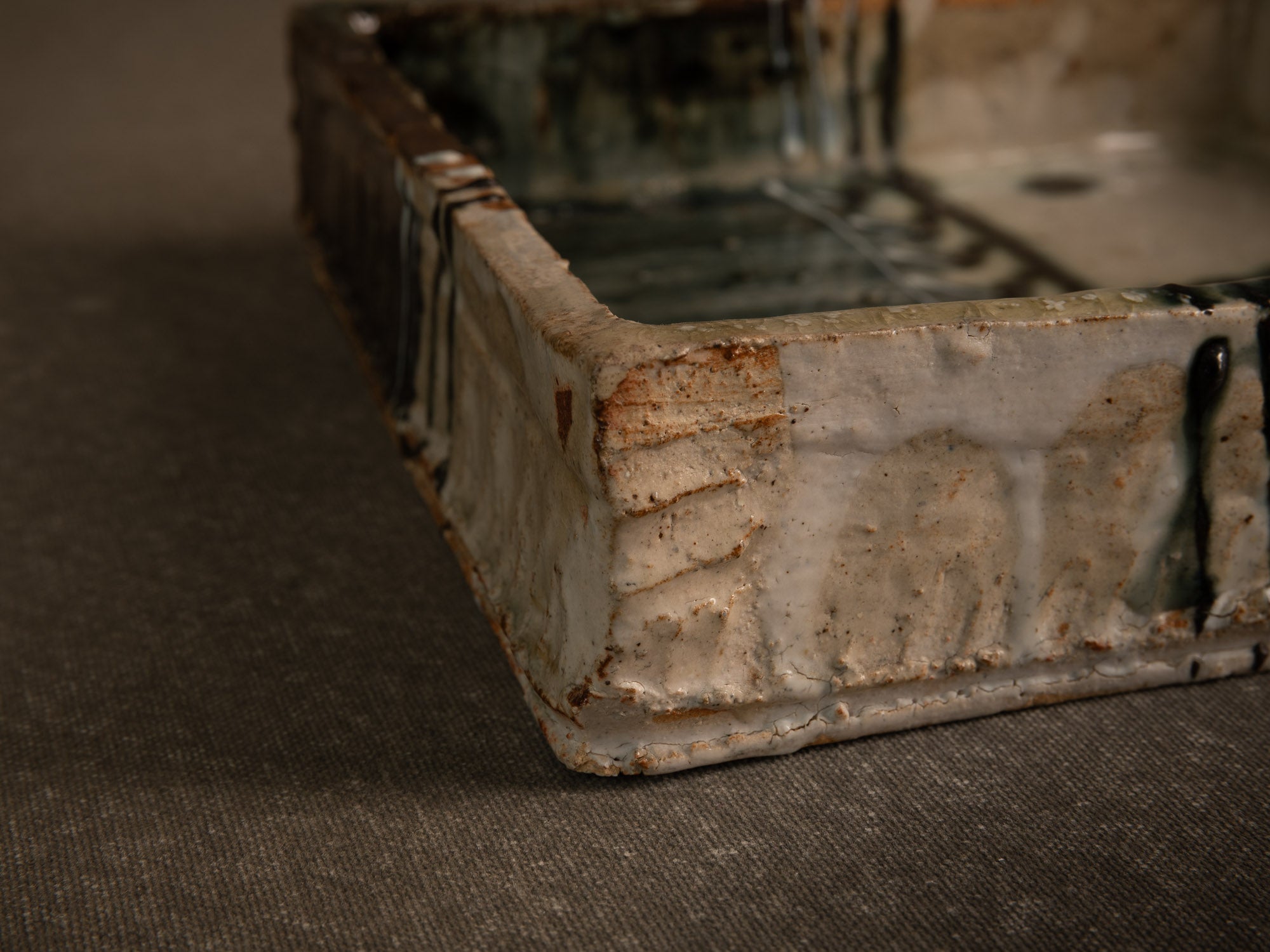 Coupe carrée en grès de style Oribe de Jo Miquel à La Borne, France (vers 1985)..Square stoneware bowl / dish in the Oribe style by Josette Miquel, France (circa 1985)