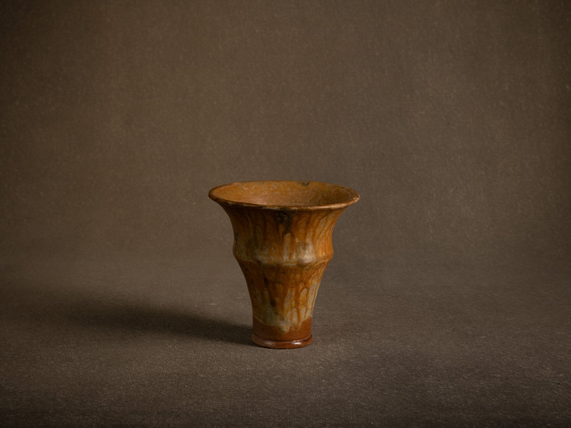 Vase cornet en grès de La Borne par Jean‑Eugène Bedu pour Primavera, France (vers 1920)..Stoneware trumpet vase from La Borne by Jean‑Eugène Bedu for Primavera, France (circa 1920)