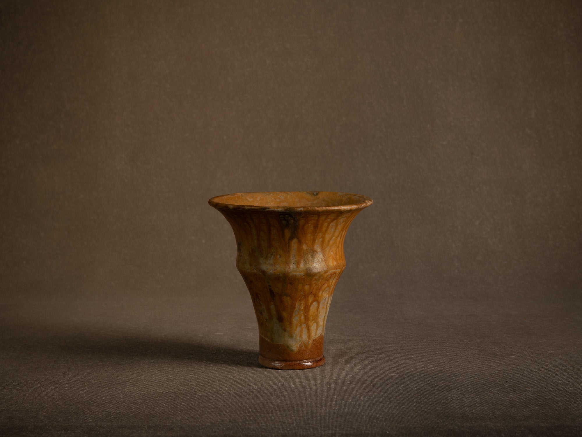Vase cornet en grès de La Borne par Jean‑Eugène Bedu pour Primavera, France (vers 1920)..Stoneware trumpet vase from La Borne by Jean‑Eugène Bedu for Primavera, France (circa 1920)
